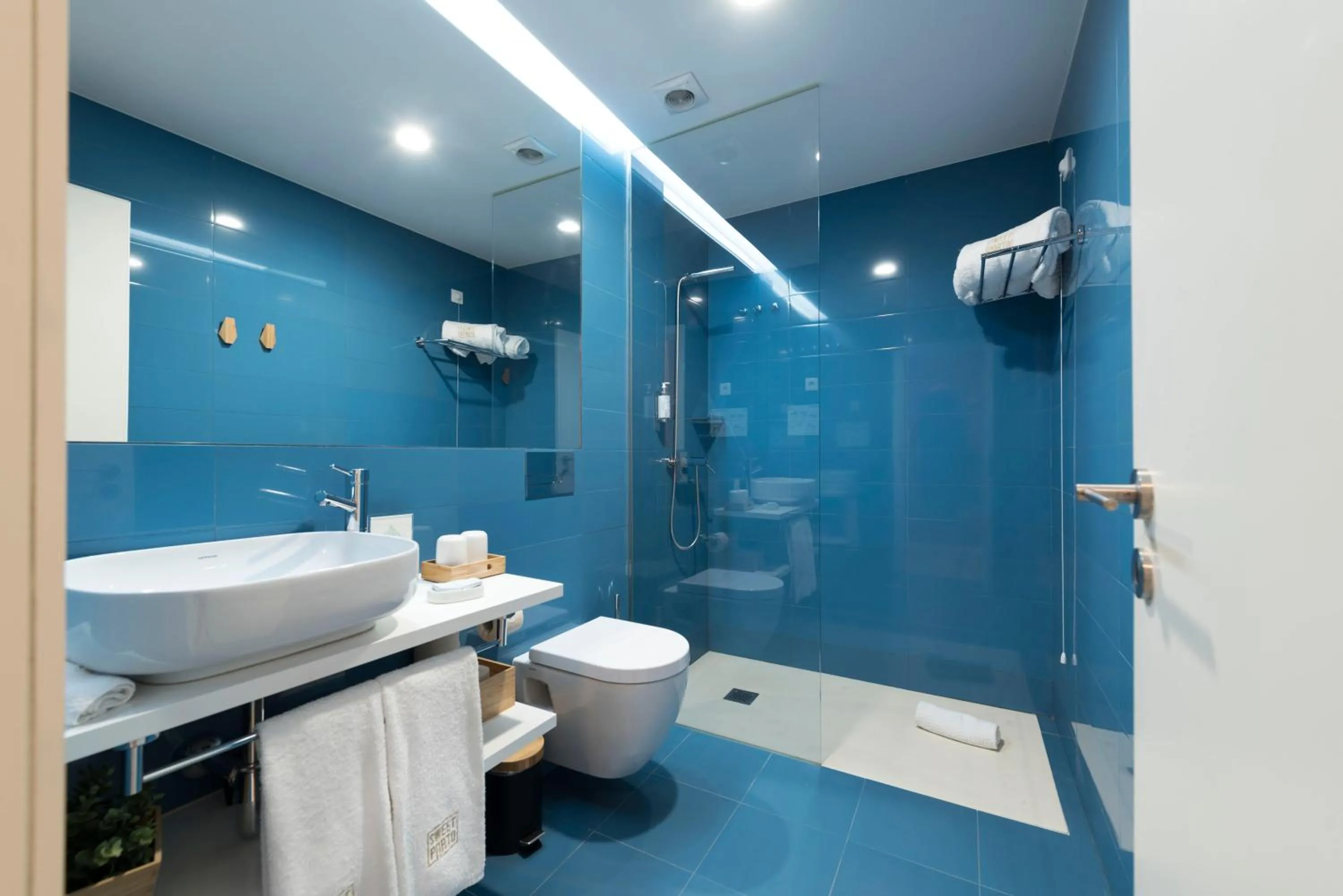 Bathroom in Bloom House by Sweet Porto