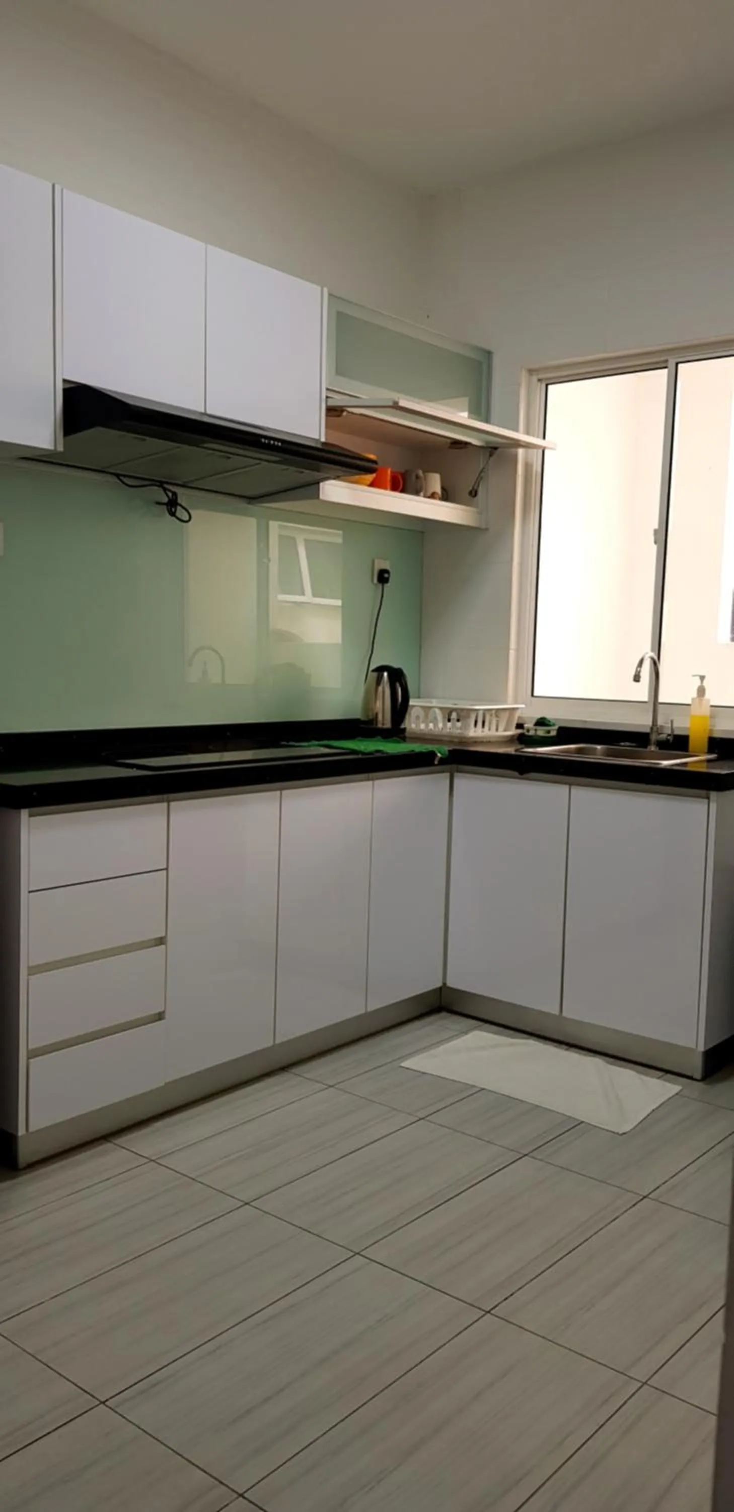 Kitchen or kitchenette in Peony Square Residences