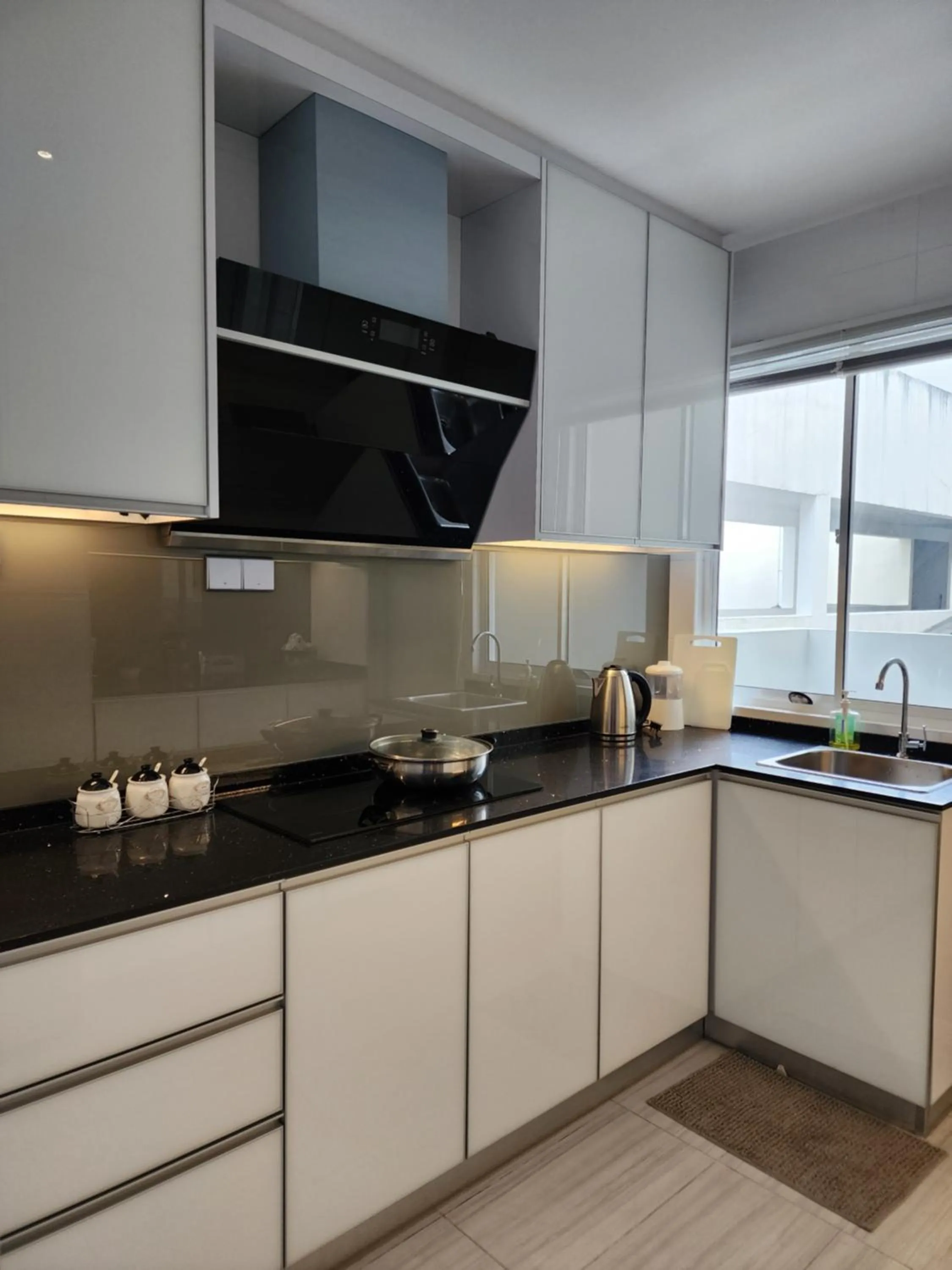 Kitchen or kitchenette in Peony Square Residences