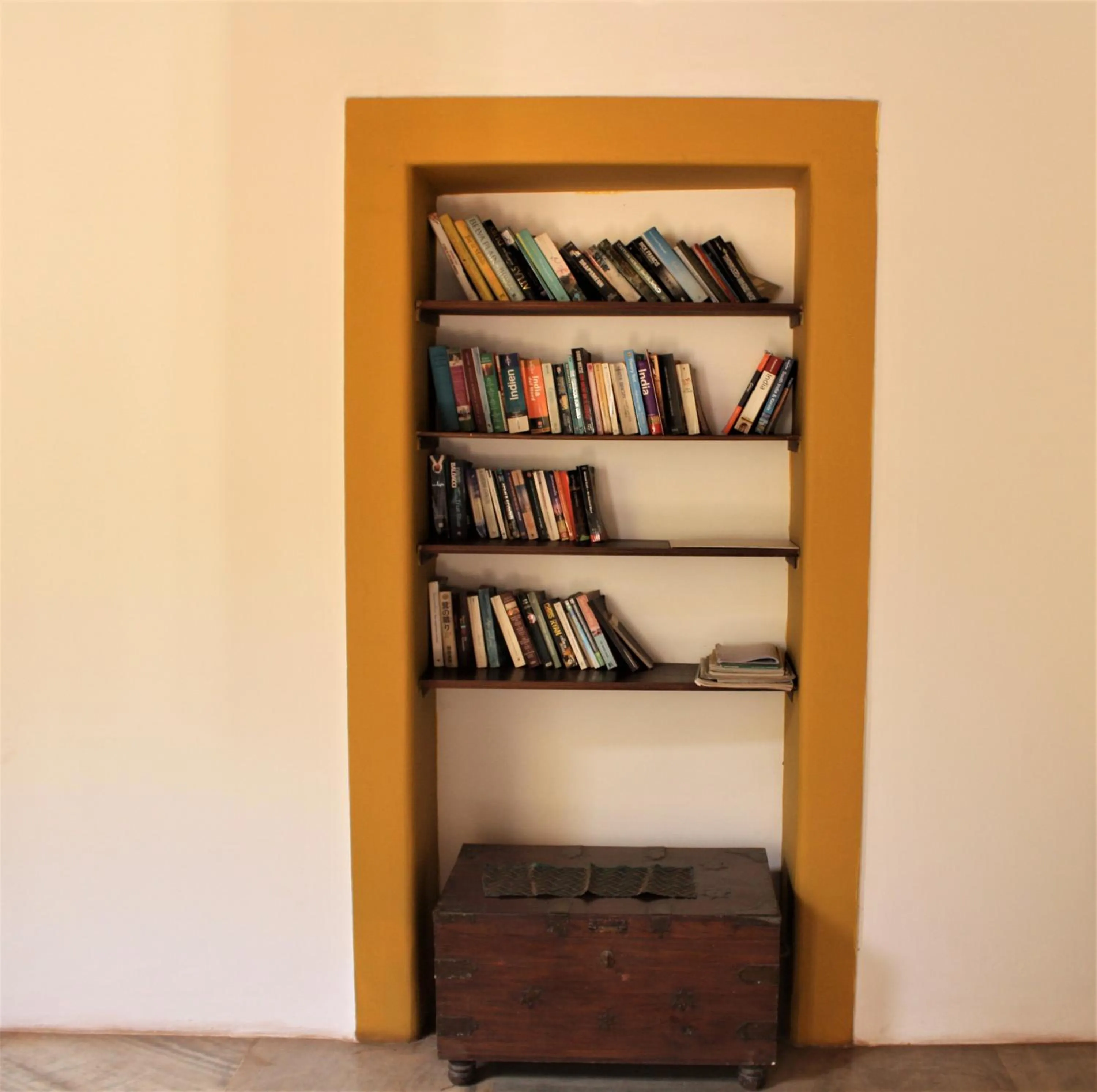 Library in Granpa's Inn Hotel Bougainvillea