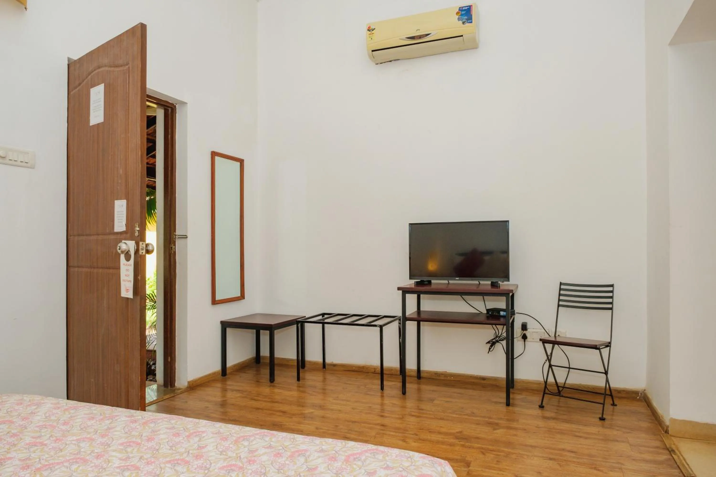 TV and multimedia, Bed in Granpa's Inn Hotel Bougainvillea