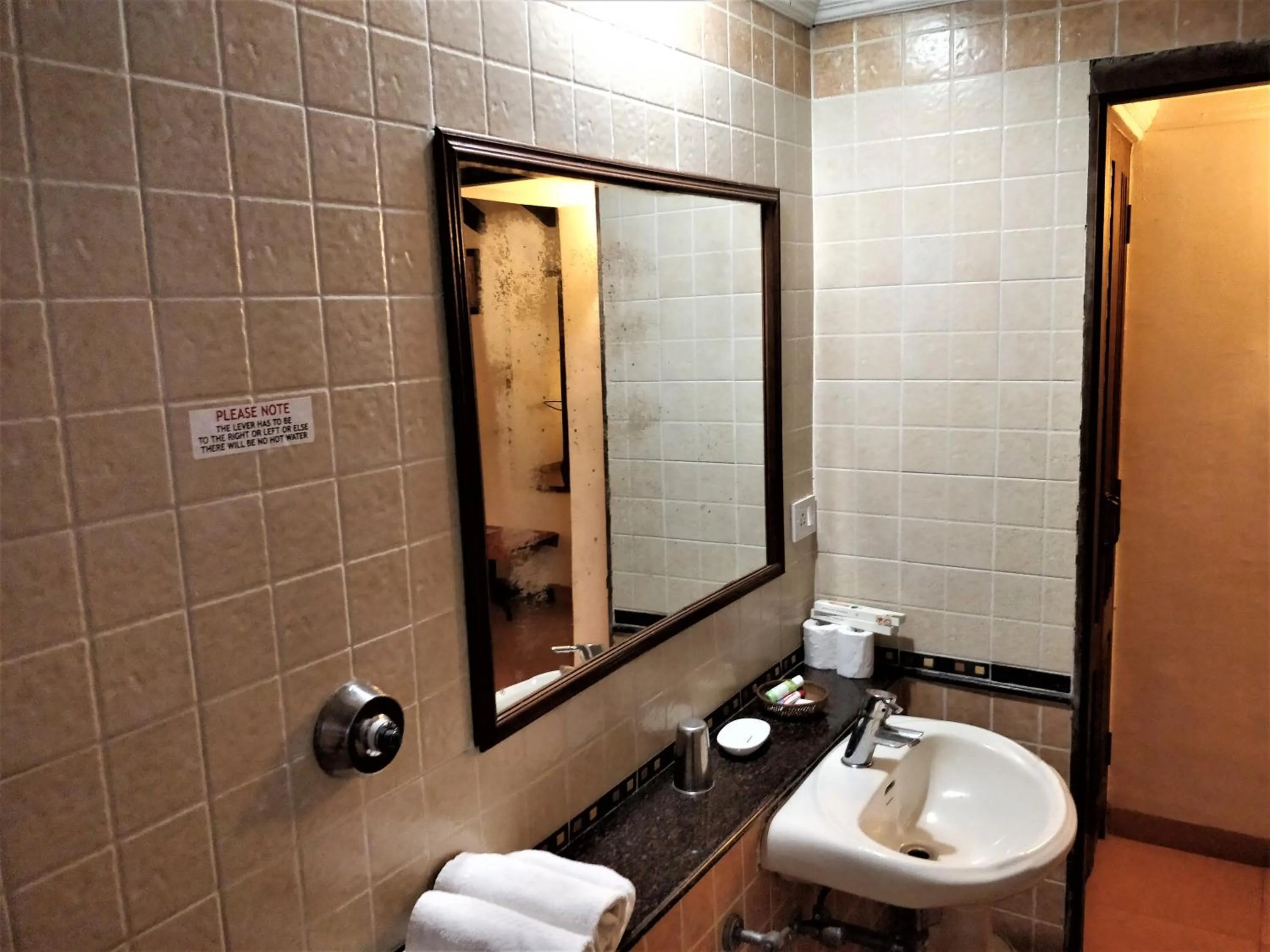 Toilet in Granpa's Inn Hotel Bougainvillea