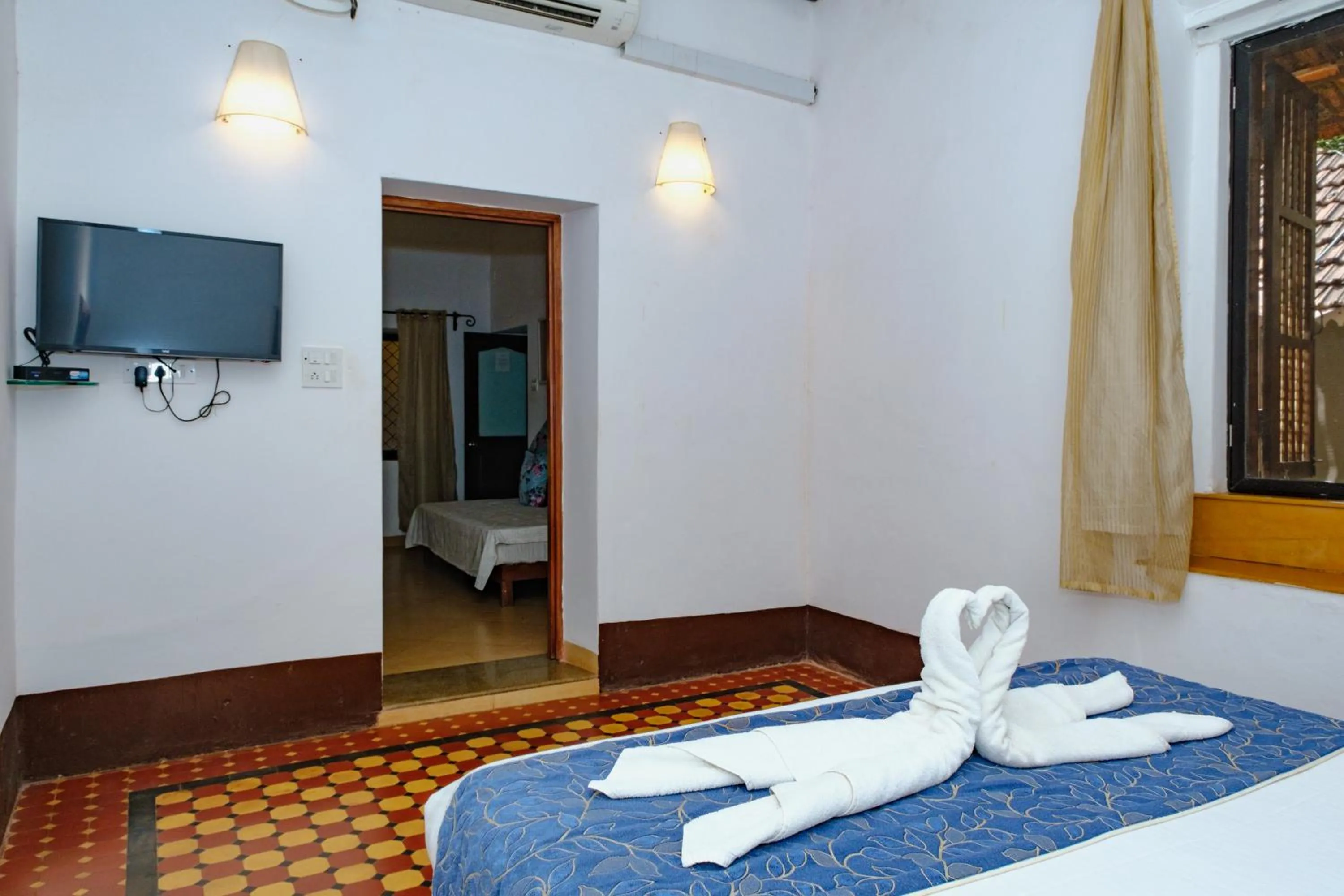 TV and multimedia, Bed in Granpa's Inn Hotel Bougainvillea