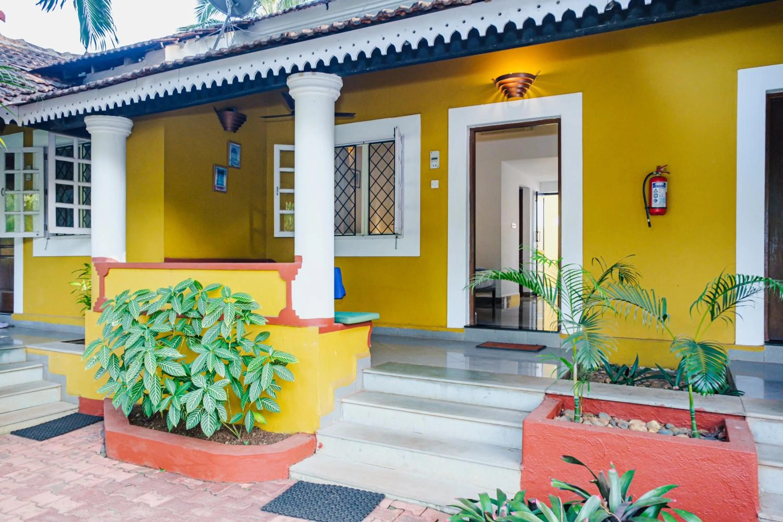 Property building in Granpa's Inn Hotel Bougainvillea