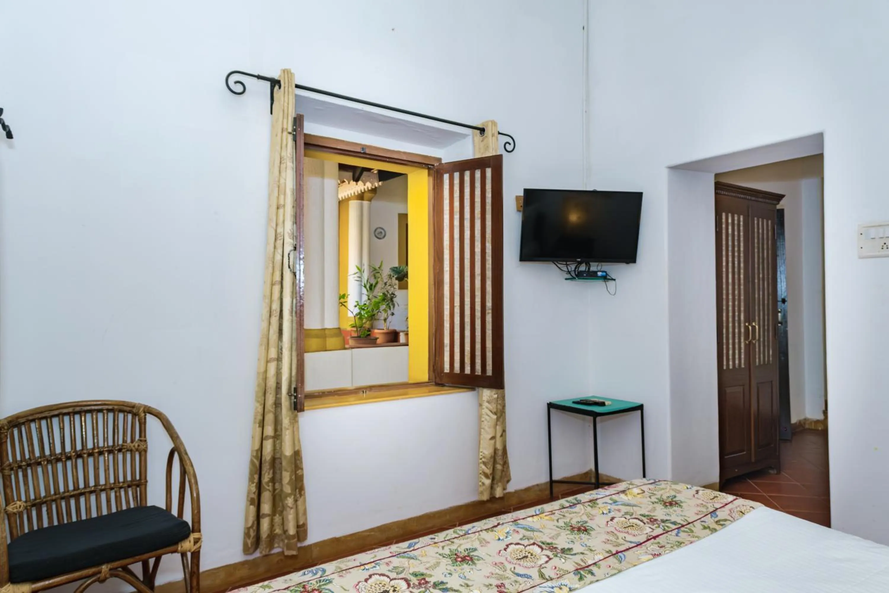 TV and multimedia, Bed in Granpa's Inn Hotel Bougainvillea