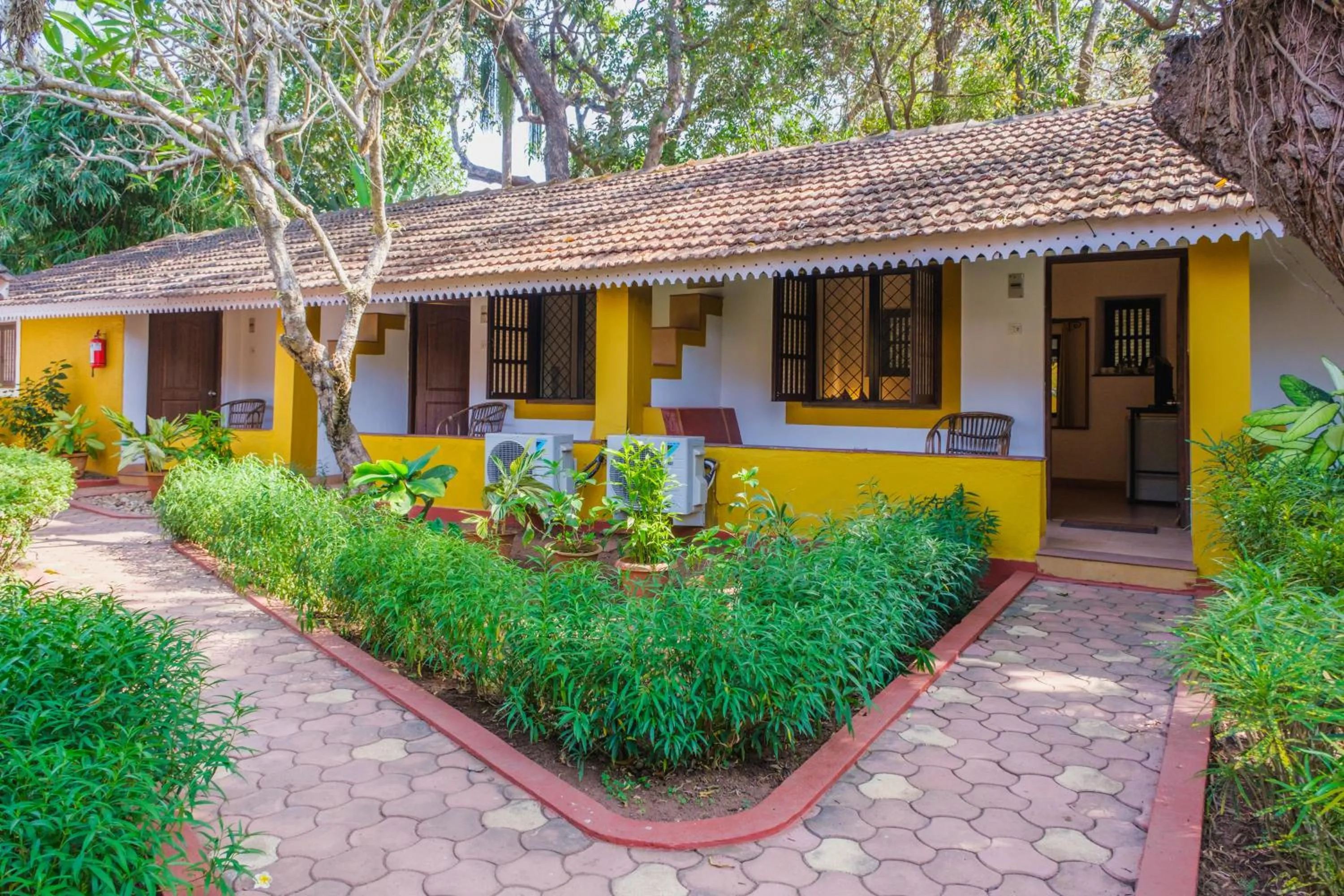 Garden in Granpa's Inn Hotel Bougainvillea