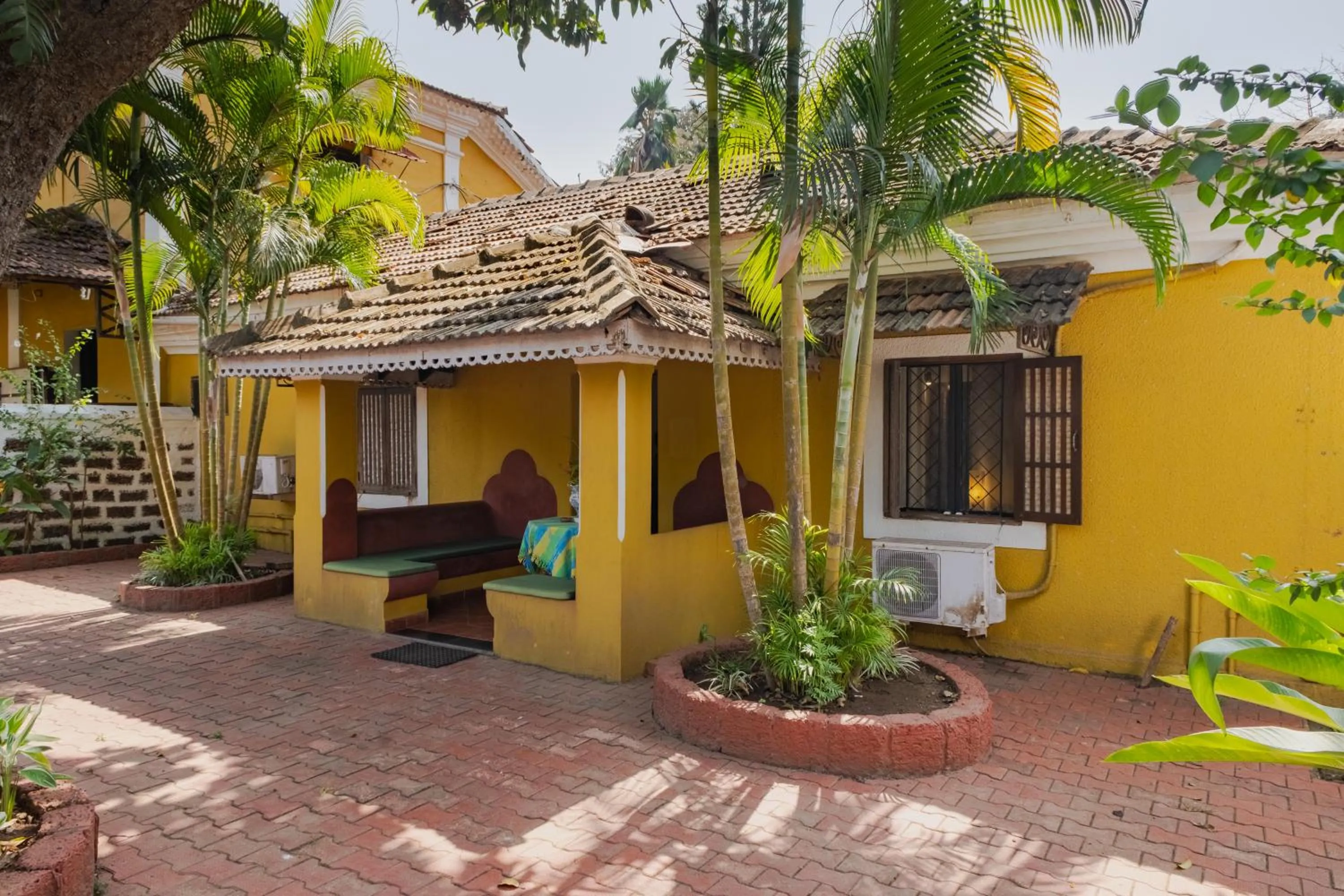 Day in Granpa's Inn Hotel Bougainvillea