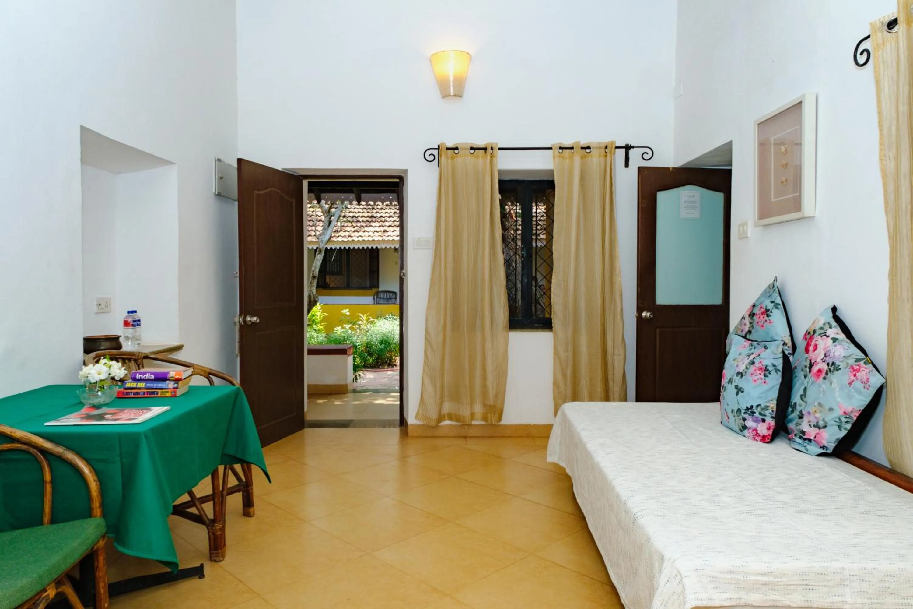 Bedroom, Bed in Granpa's Inn Hotel Bougainvillea