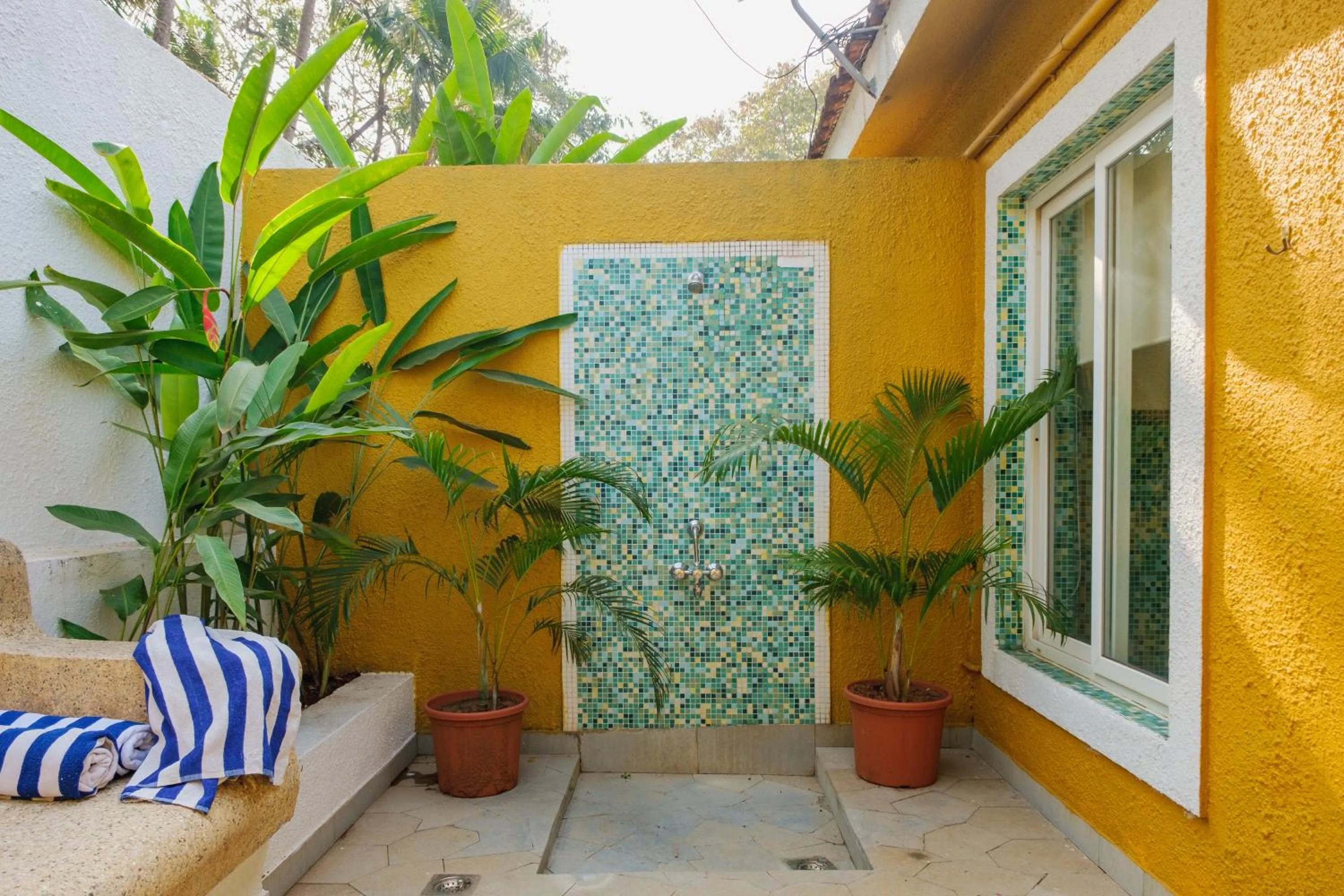 Shower in Granpa's Inn Hotel Bougainvillea