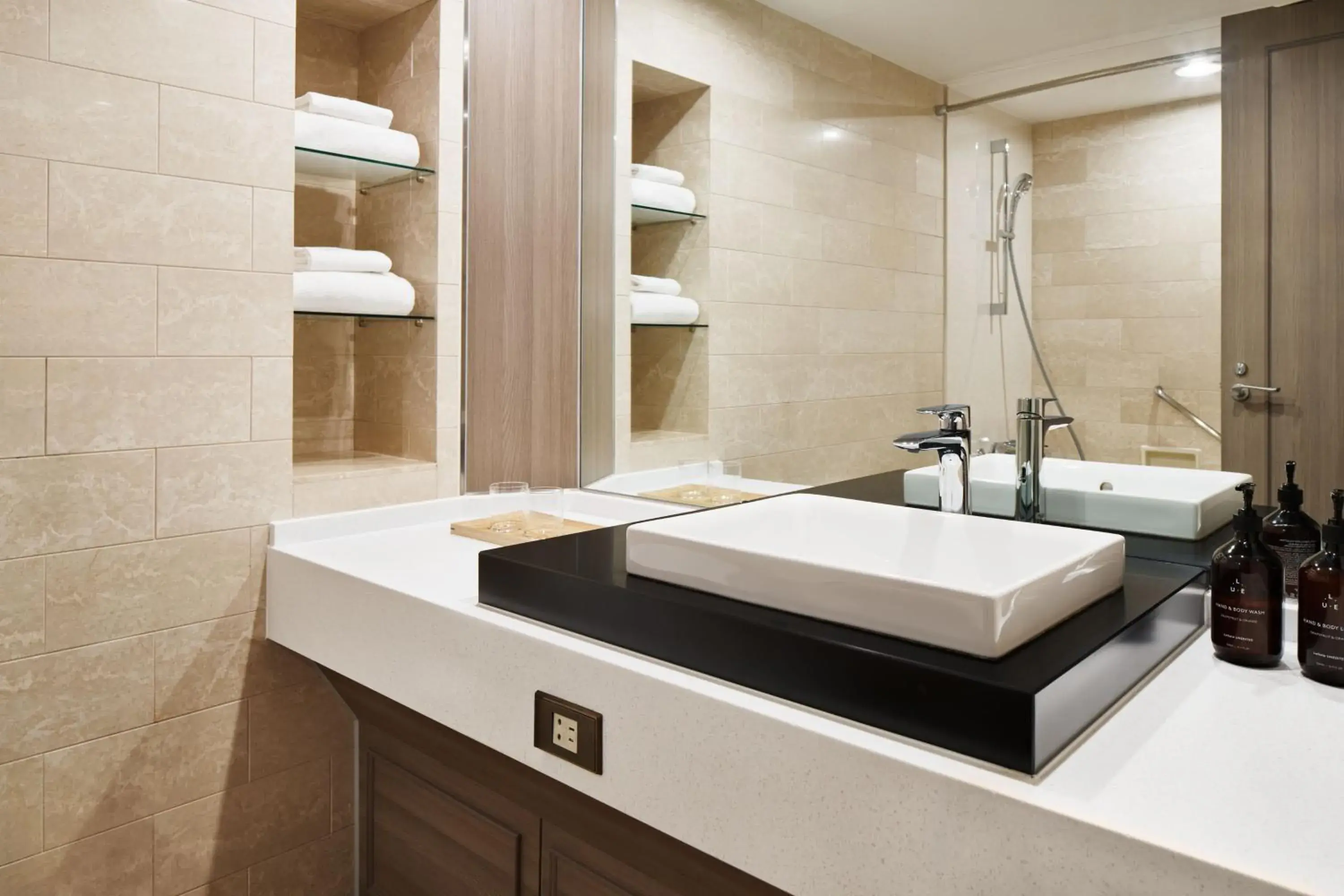 1 King Grand in RIHGA Royal Hotel Osaka, Vignette Collection by IHG 1 King Grand in RIHGA Royal Hotel Osaka, Vignette Collection by IHG