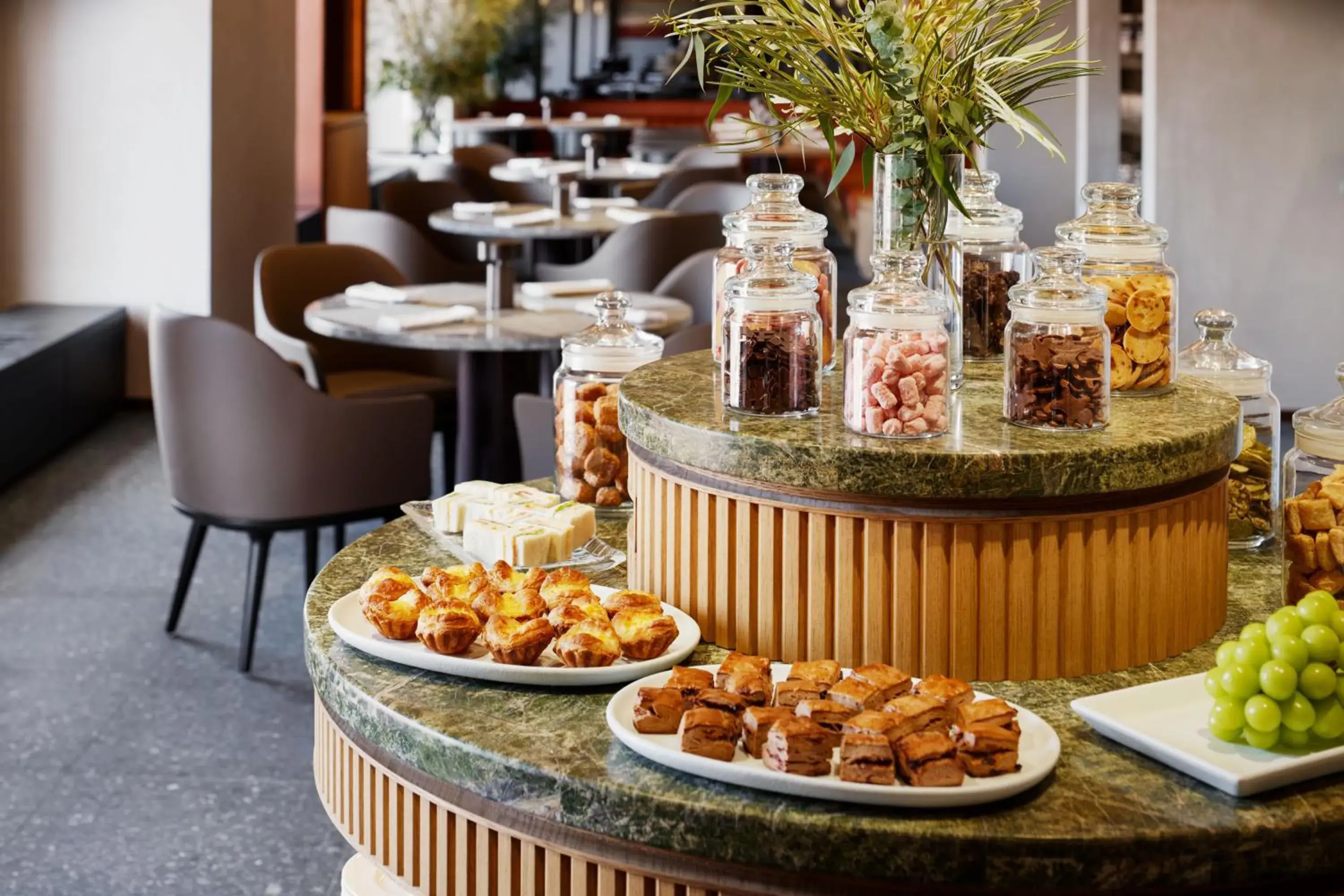 Lounge or bar in RIHGA Royal Hotel Osaka, Vignette Collection by IHG Lounge or bar in RIHGA Royal Hotel Osaka, Vignette Collection by IHG