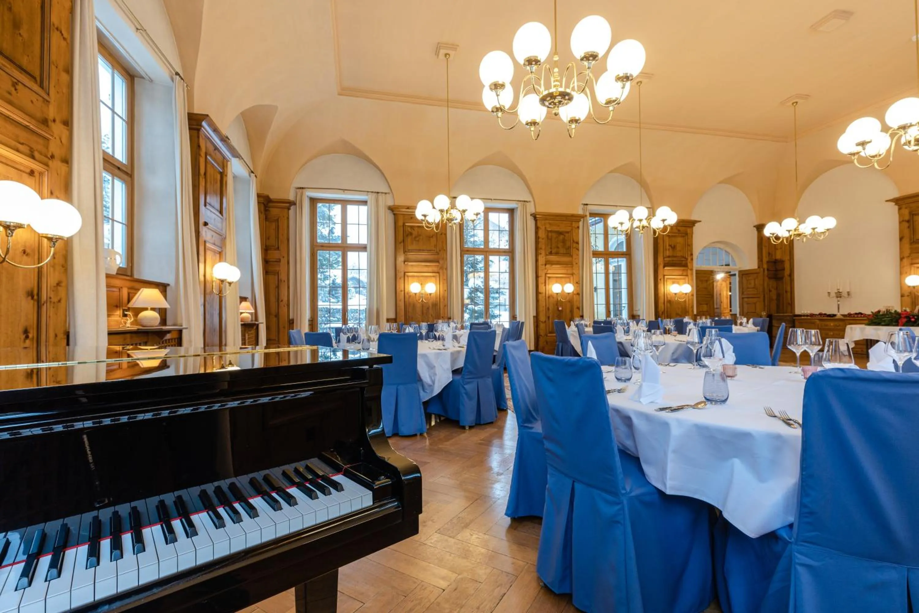 Restaurant/places to eat in Hotel Piz Mitgel