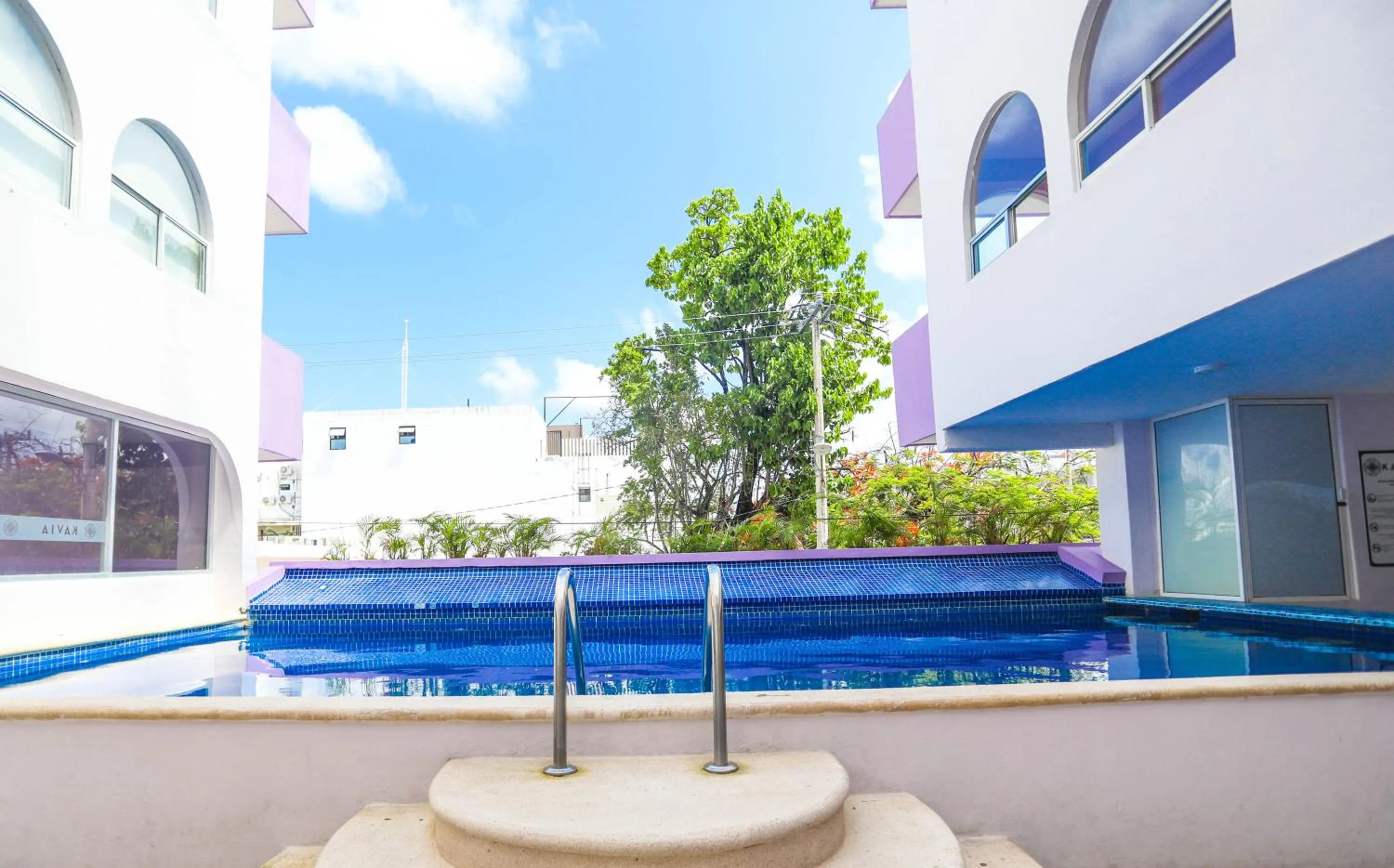 Swimming pool in Hotel Kavia