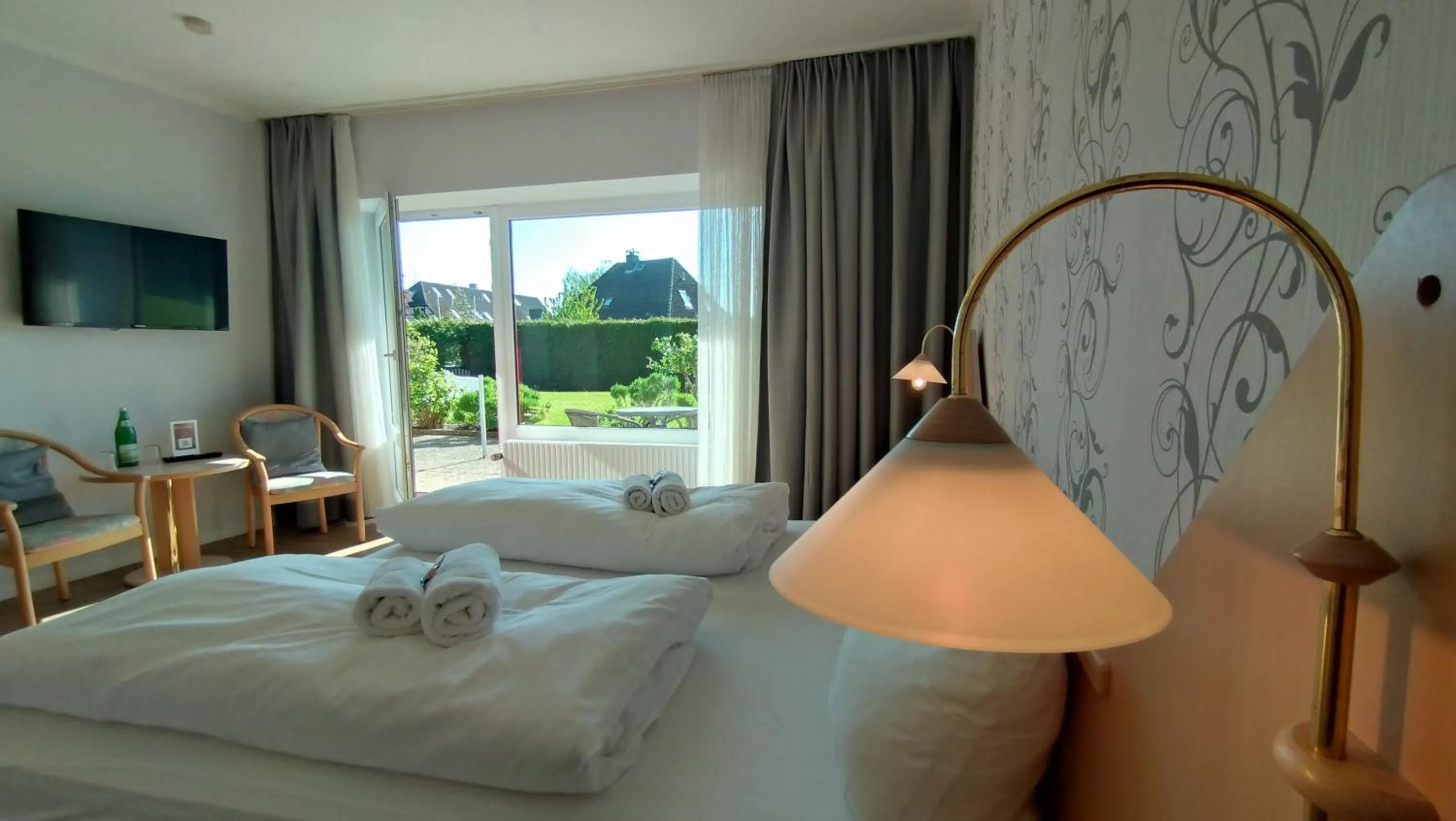 Photo of the whole room, Bed in Ostseehotel Kappeln by team SchleiFee