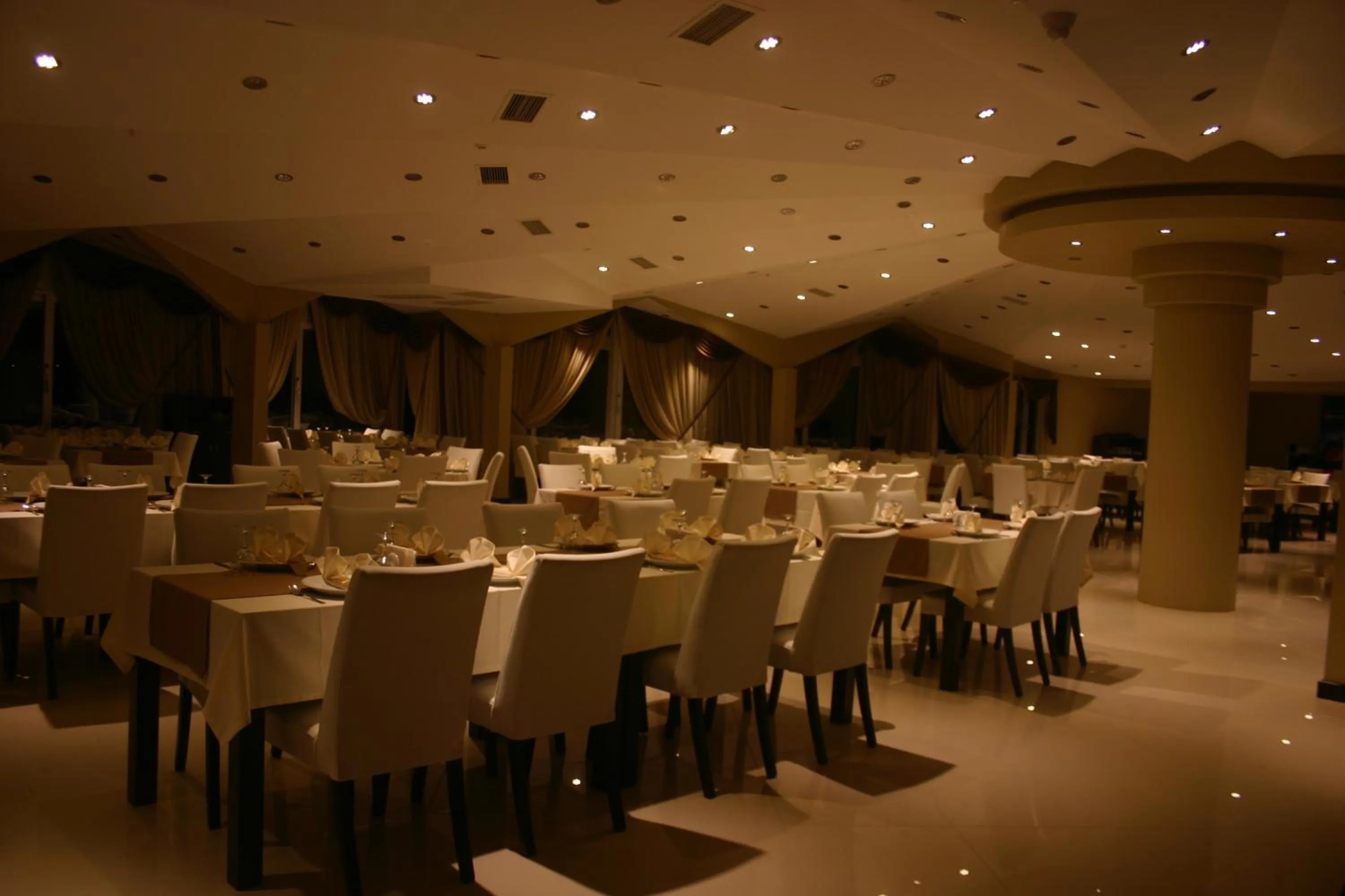 Restaurant/places to eat in Grand Ahos Hotel