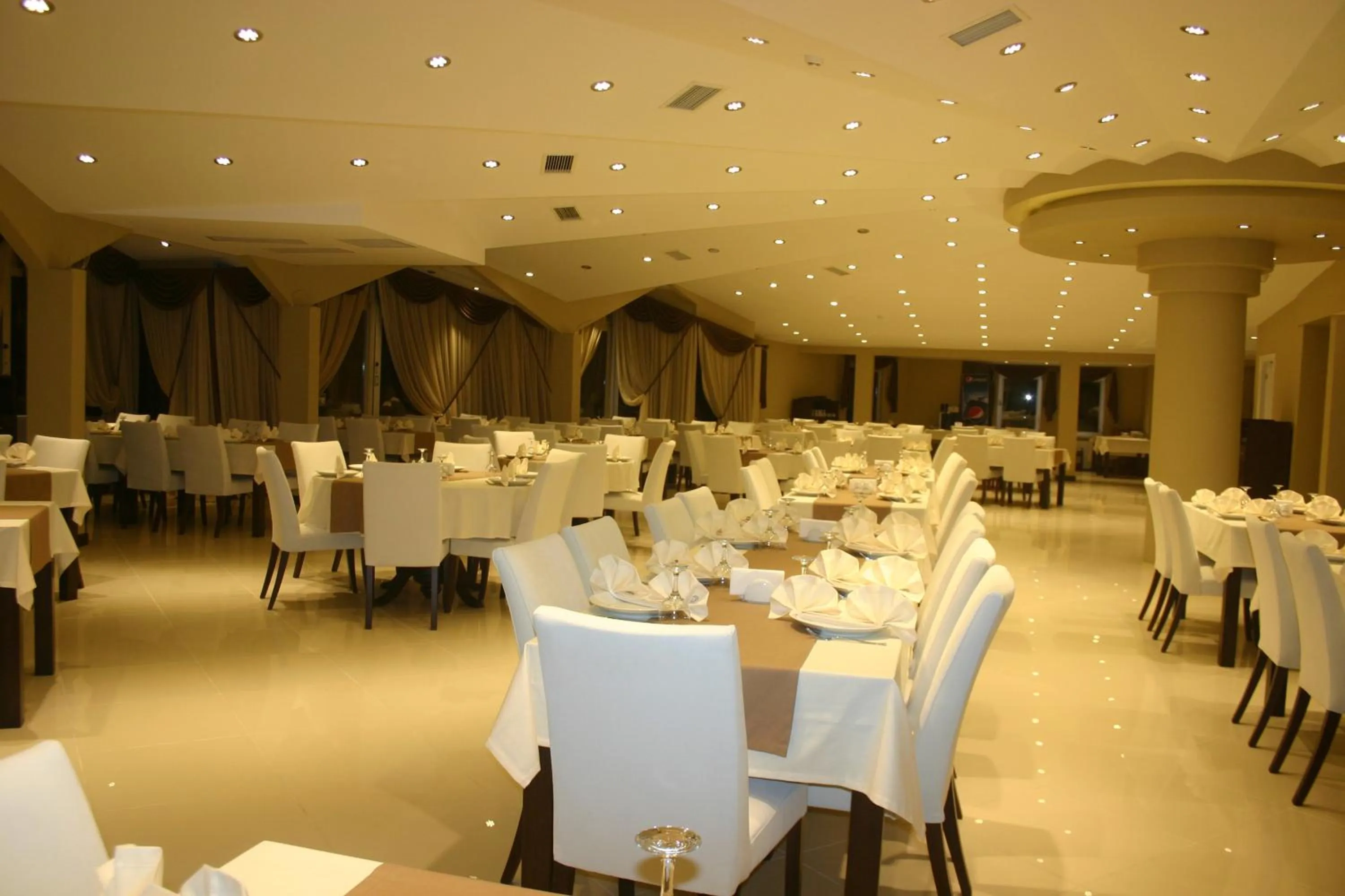 Restaurant/places to eat in Grand Ahos Hotel
