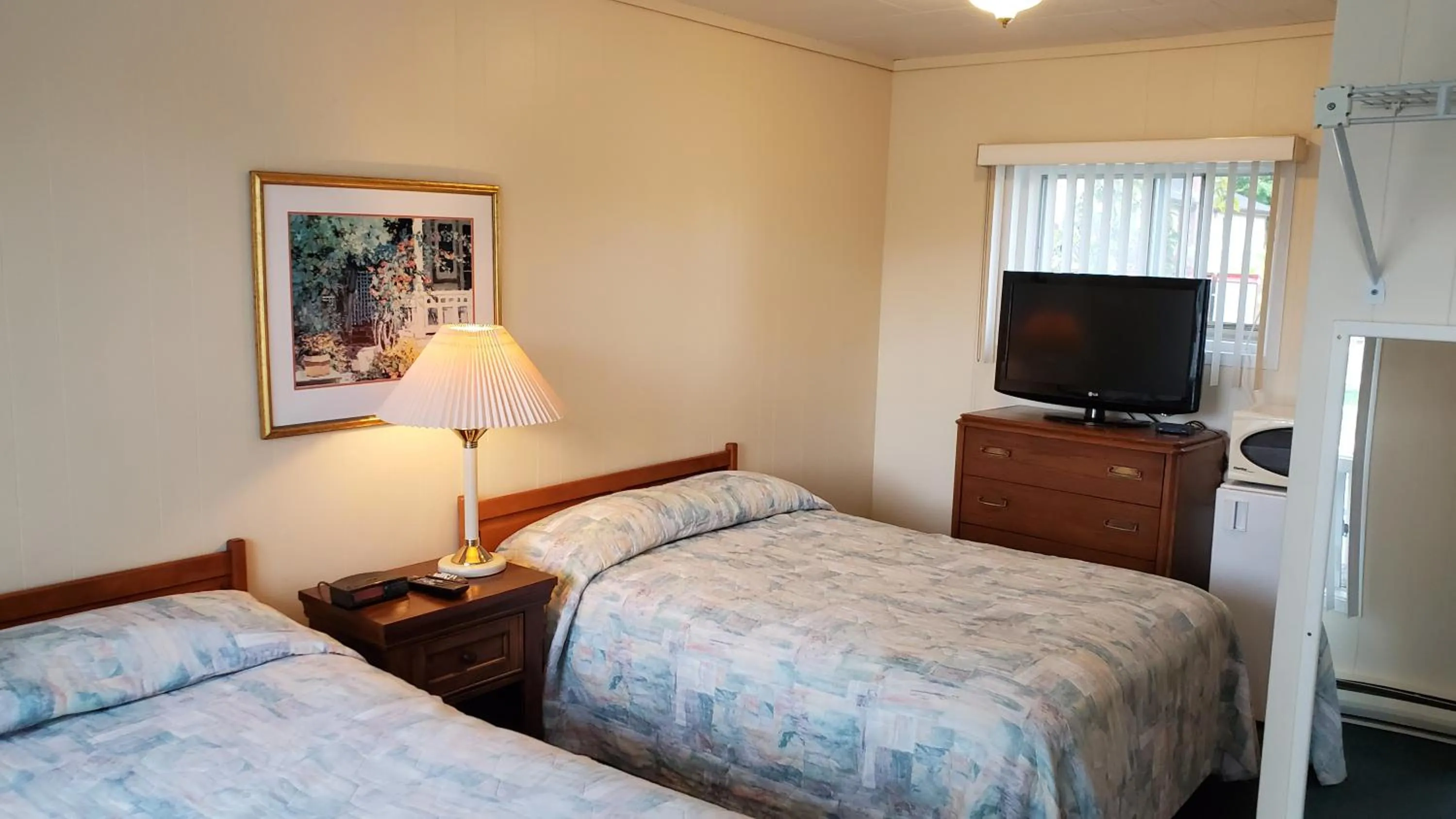 Bedroom, Bed in Wasaga Beach Inn And Cottages