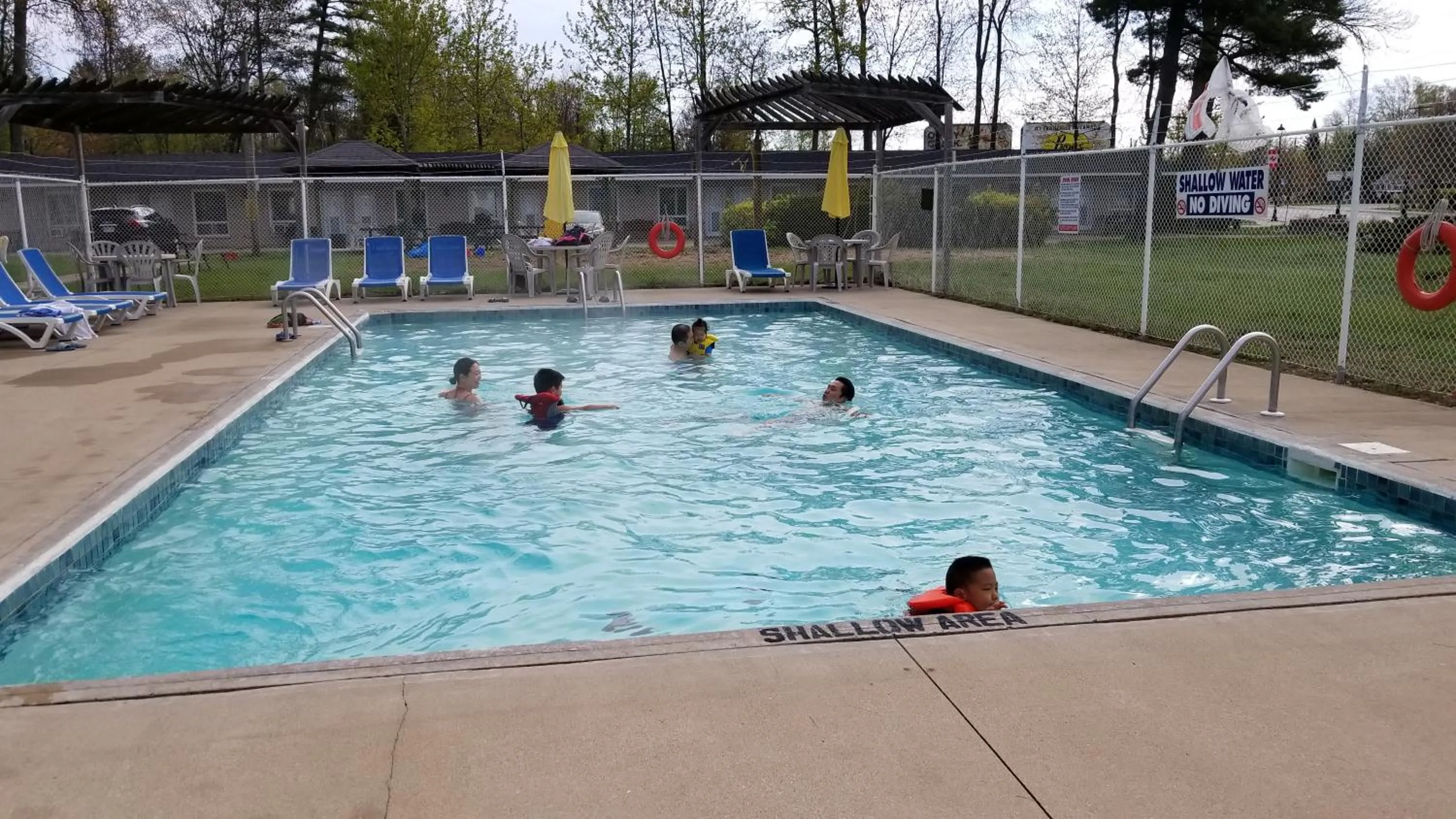 Swimming pool in Wasaga Beach Inn And Cottages