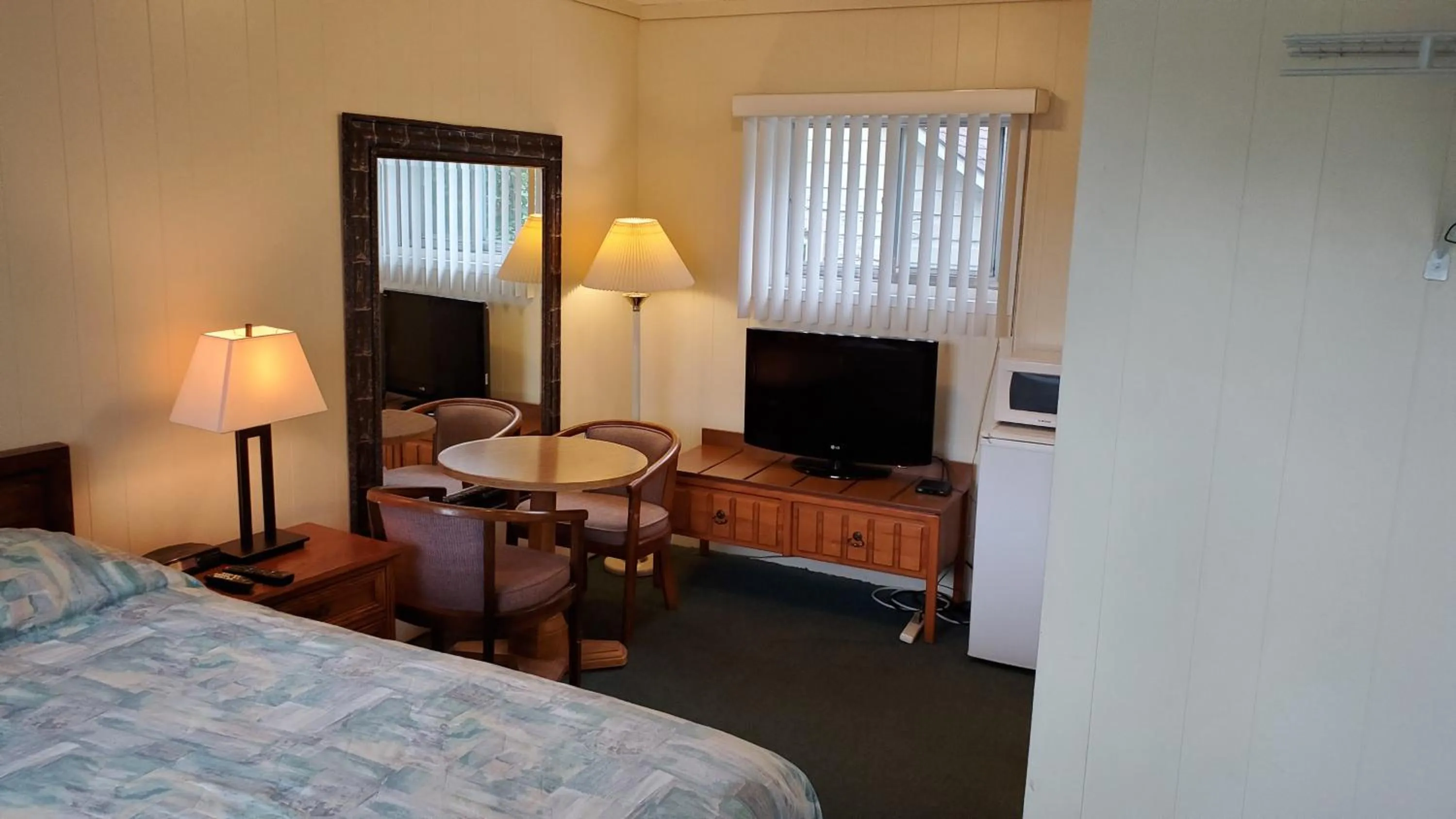 TV and multimedia, Bed in Wasaga Beach Inn And Cottages