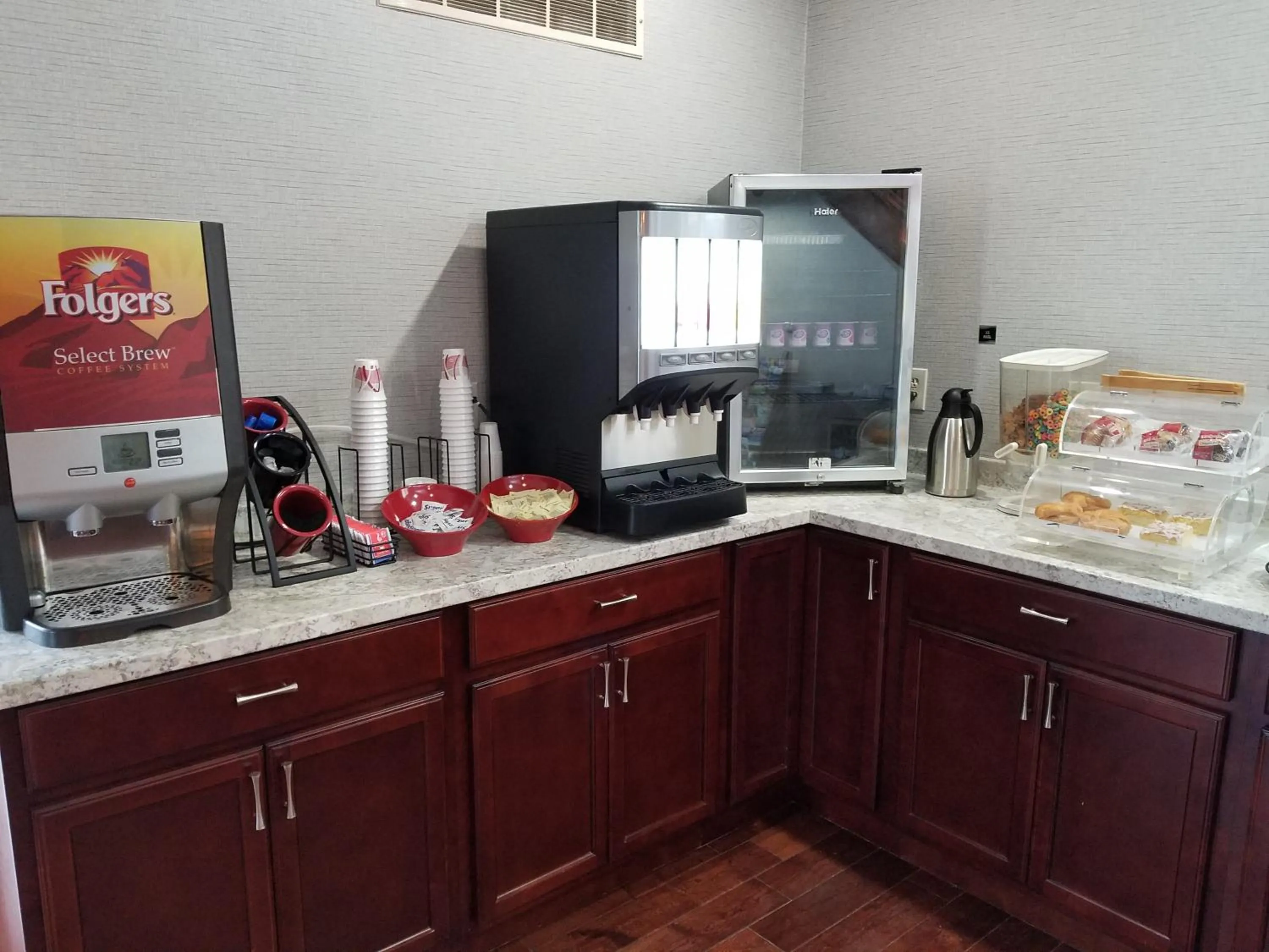 Kitchen or kitchenette in AArtpark Hotel Inn at Lewsiton