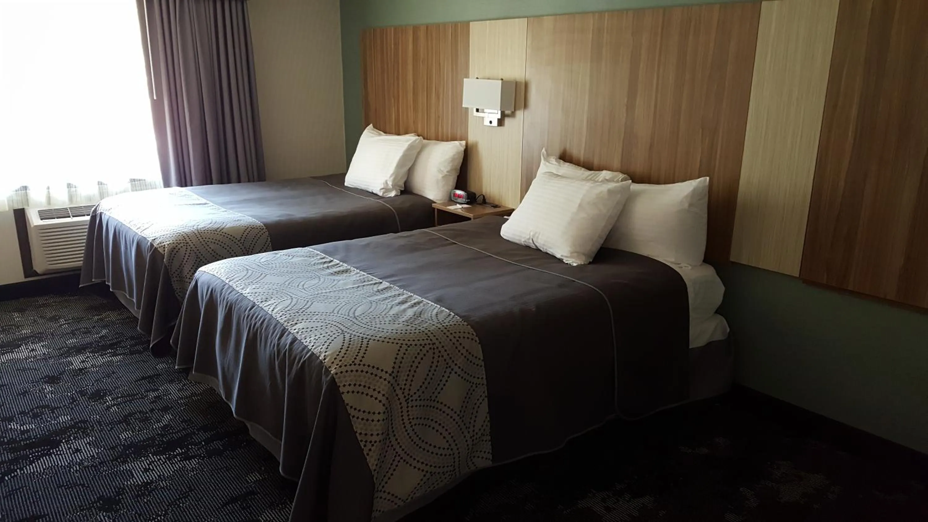 Bed in AArtpark Hotel Inn at Lewsiton