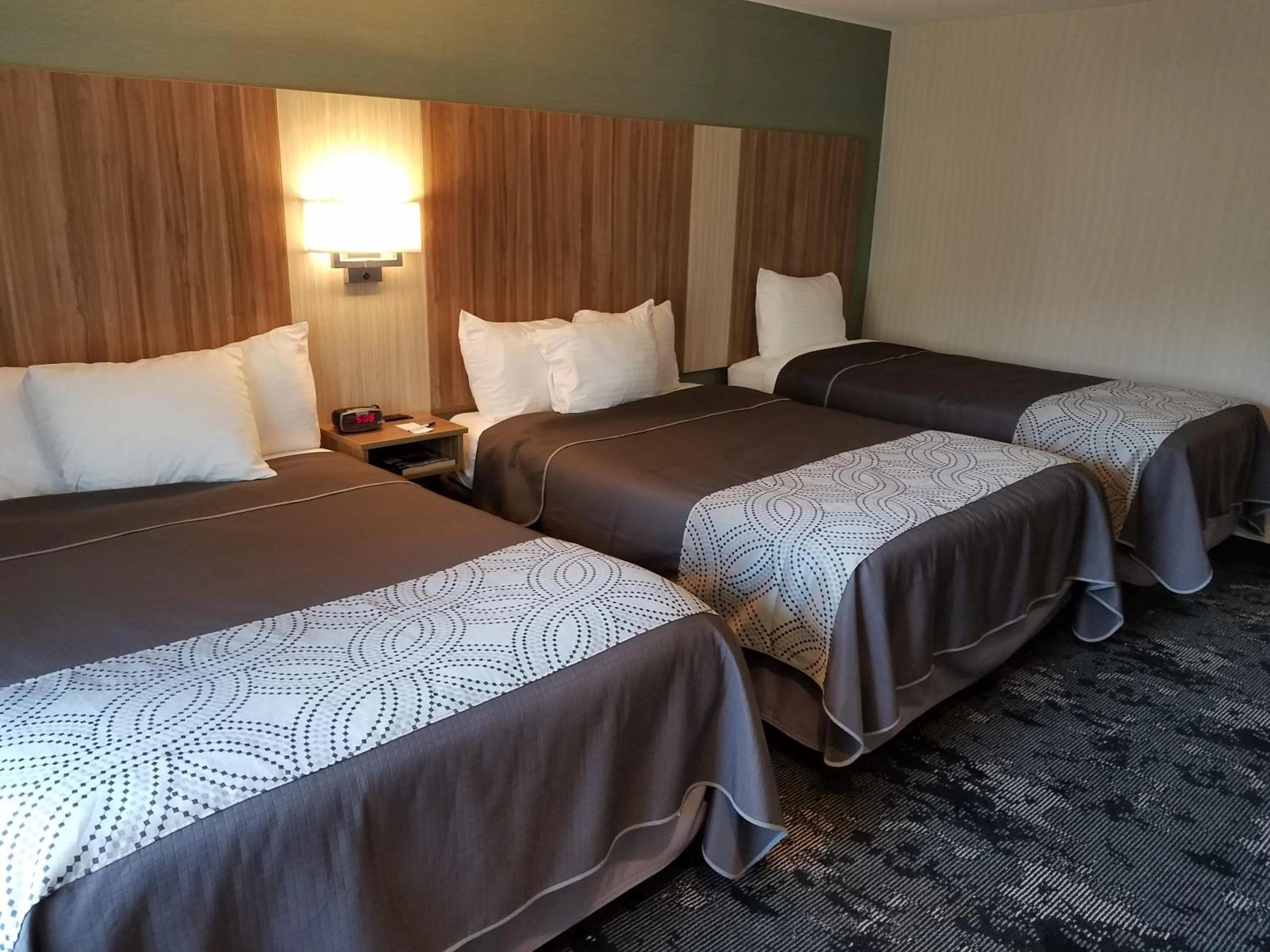 Bed in AArtpark Hotel Inn at Lewsiton