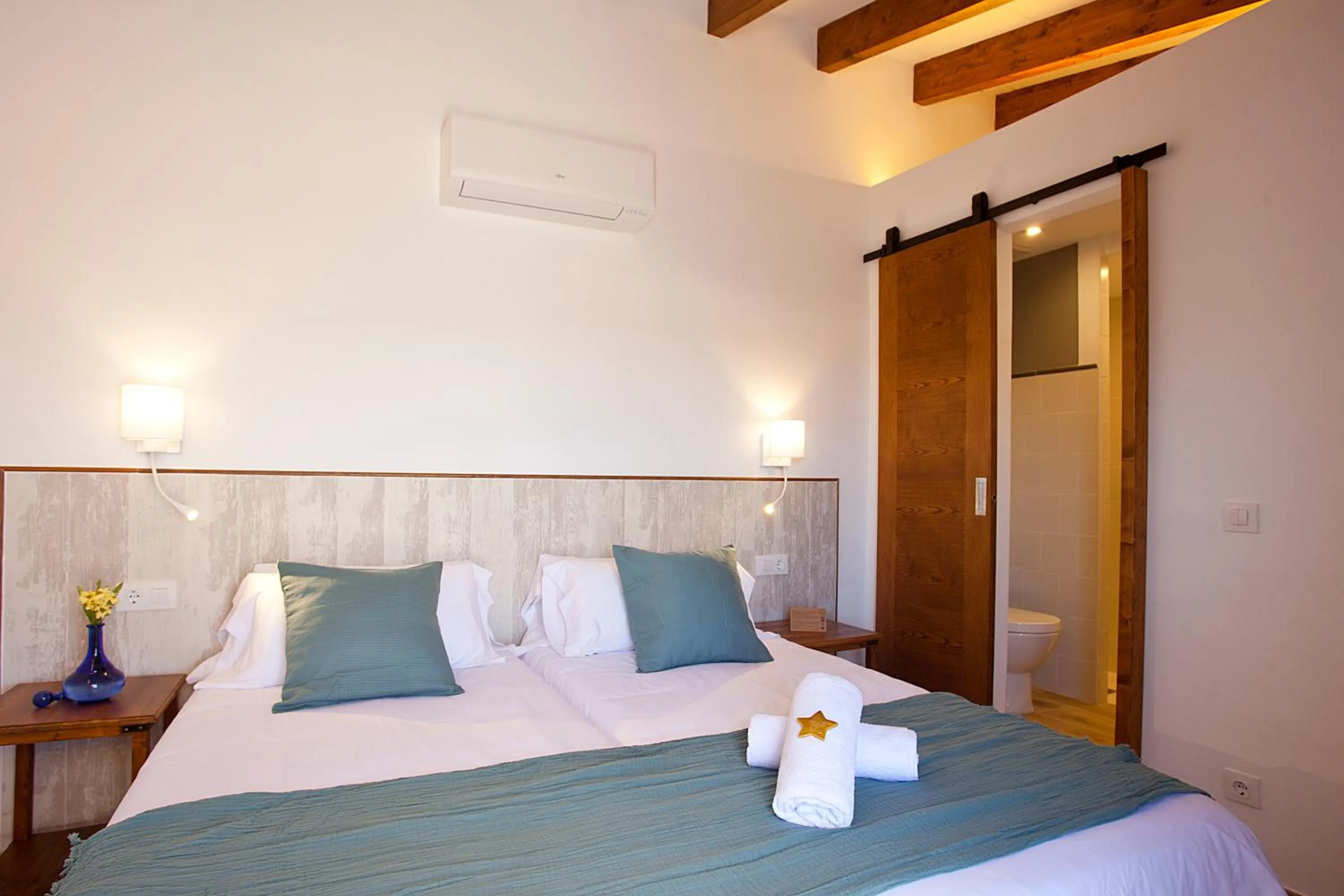 Bathroom, Bed in Casal de Petra - Rooms & Pool by My Rooms Hotels TI