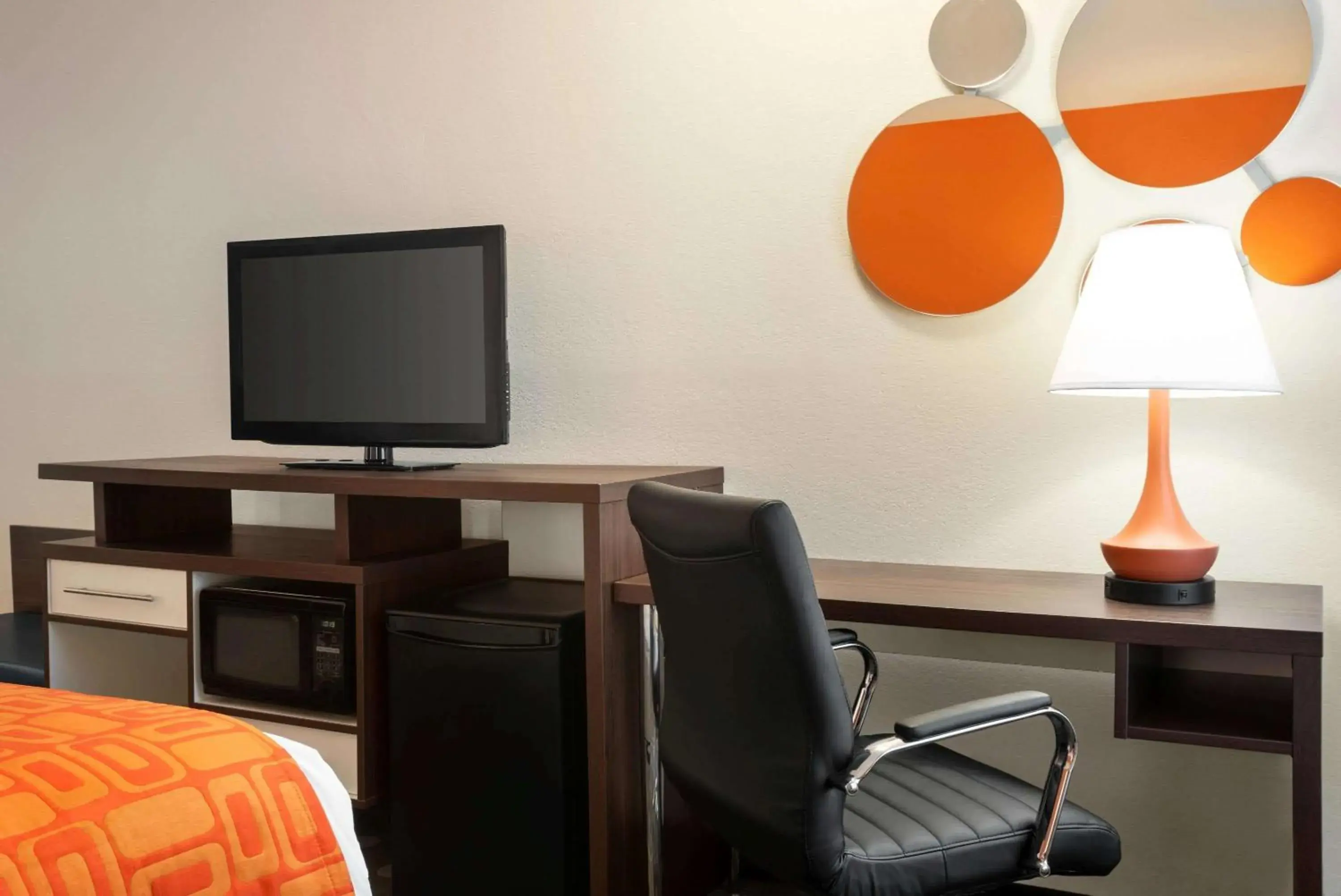 Photo of the whole room in Howard Johnson by Wyndham Appleton Photo of the whole room in Howard Johnson by Wyndham Appleton