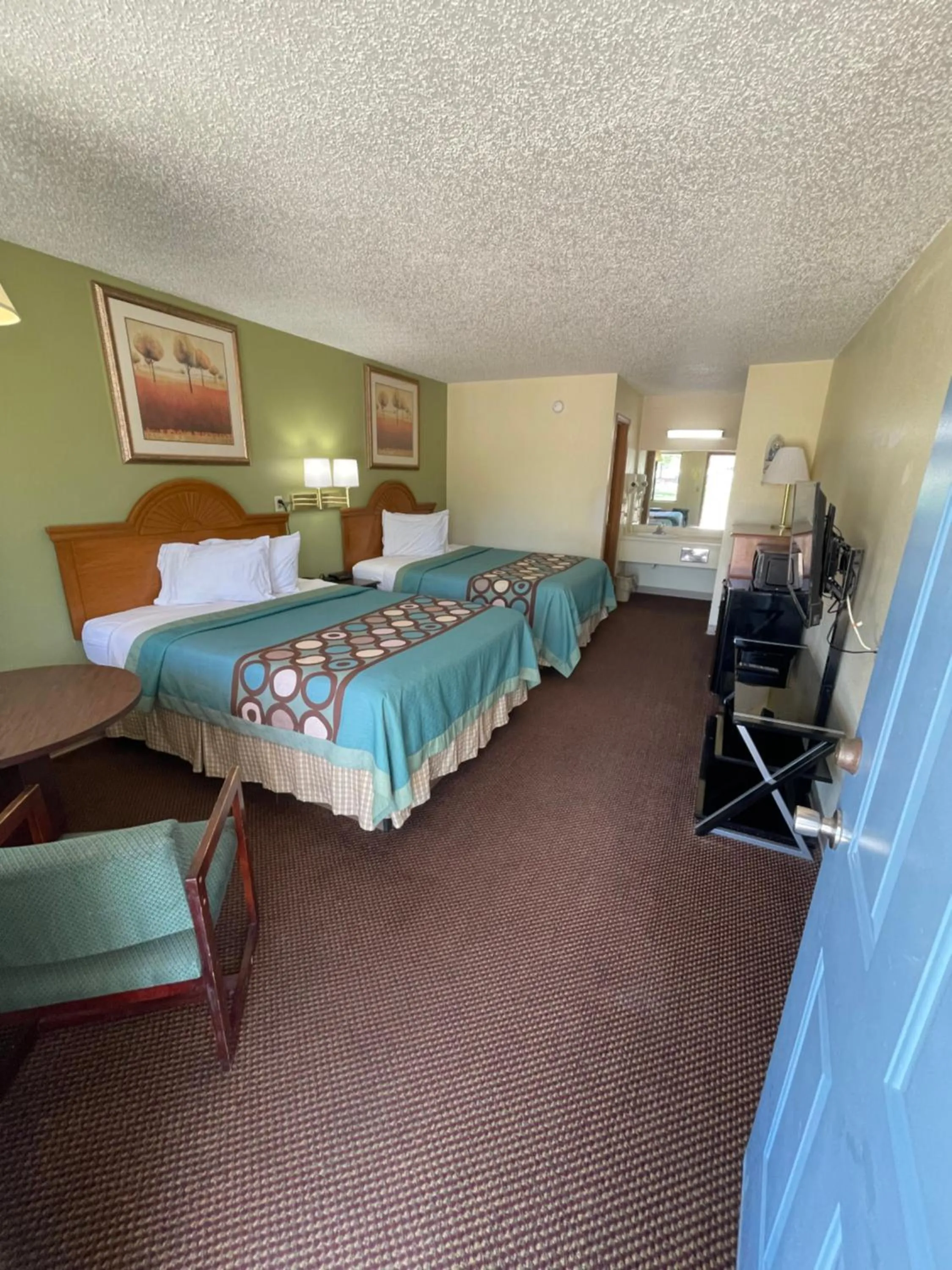 Photo of the whole room, Bed in Executive Inn