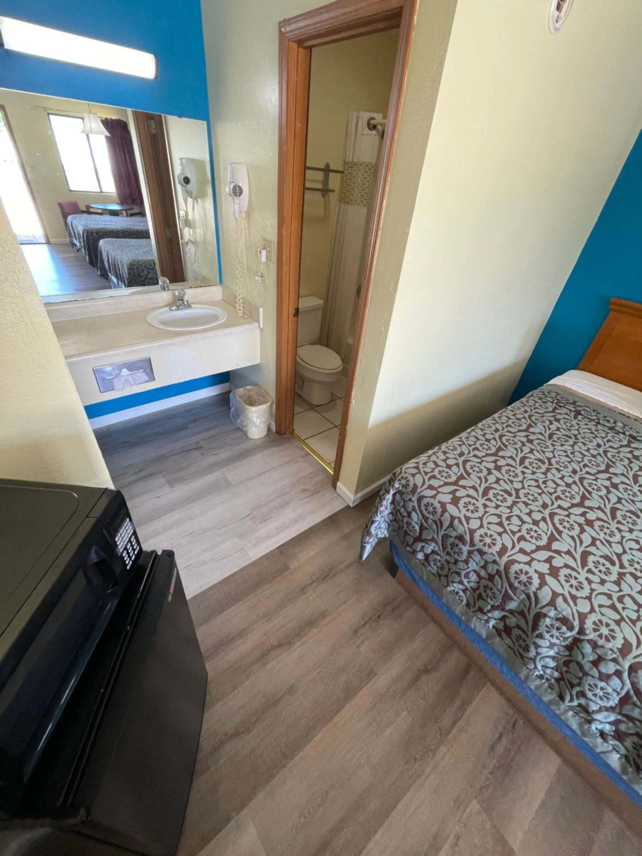 Bathroom, Bed in Executive Inn