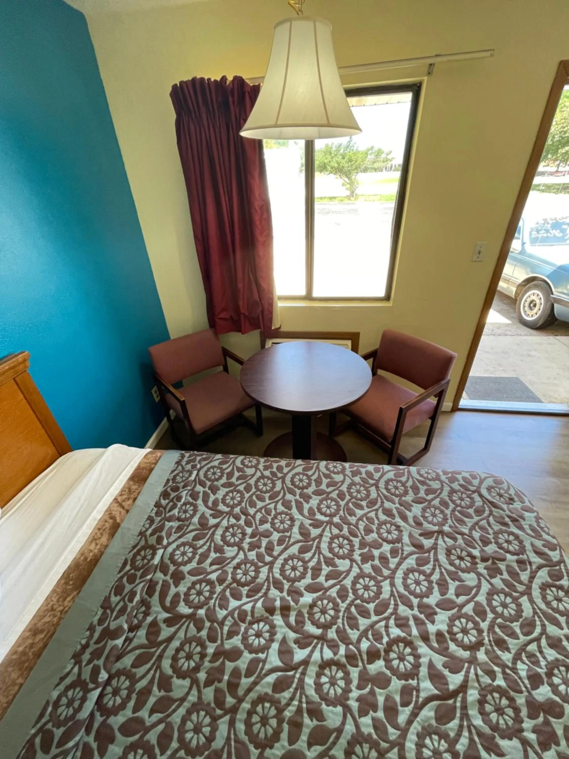 Dining area, Bed in Executive Inn