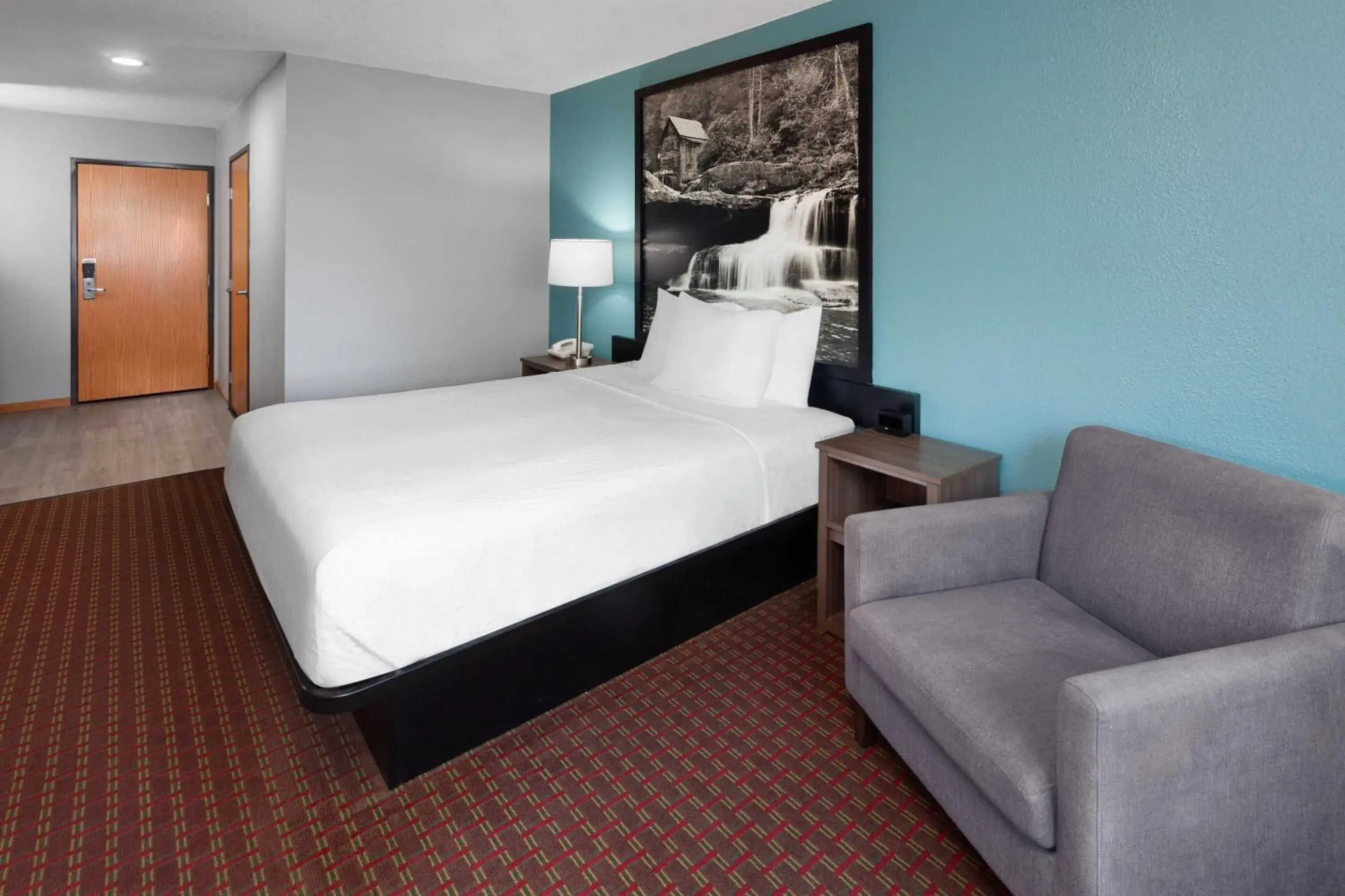 Photo of the whole room, Bed in Super 8 by Wyndham McHenry Fox Lake Area Photo of the whole room, Bed in Super 8 by Wyndham McHenry Fox Lake Area