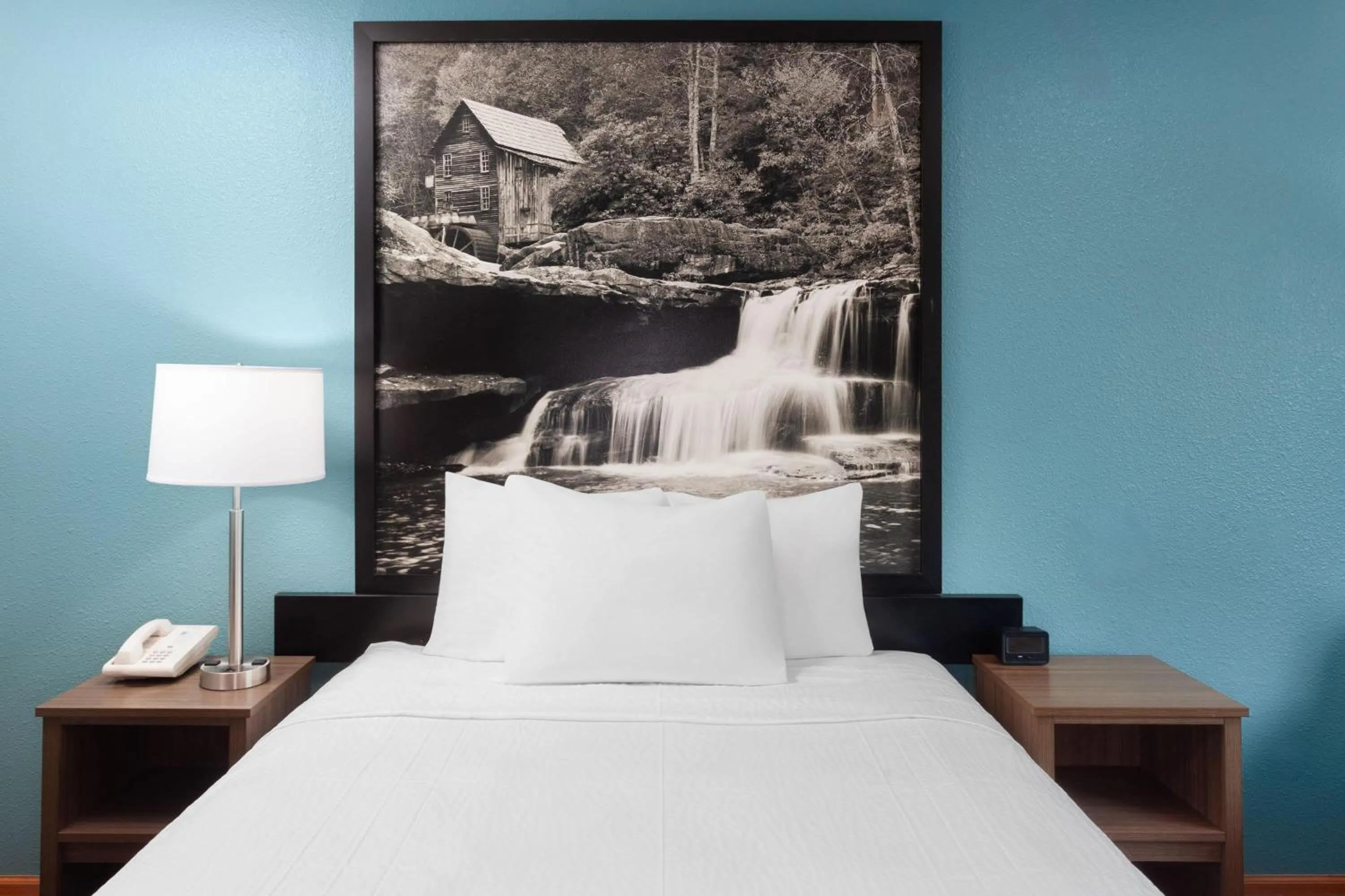 Photo of the whole room, Bed in Super 8 by Wyndham McHenry Fox Lake Area