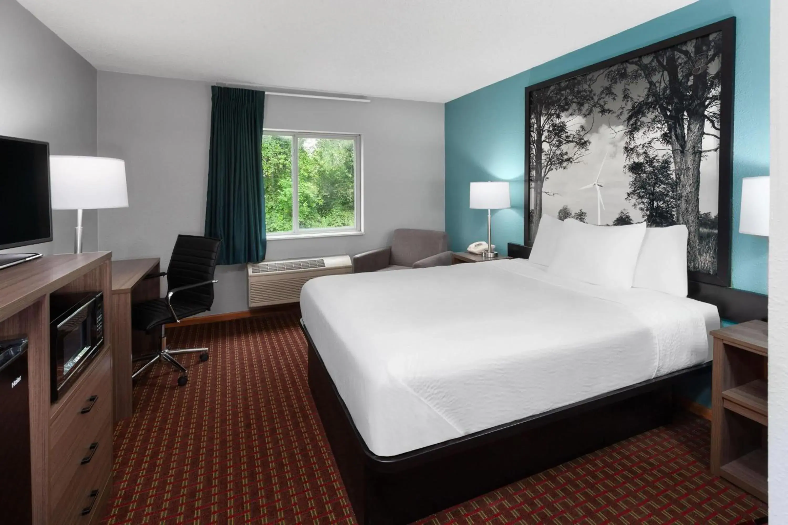 Photo of the whole room, Bed in Super 8 by Wyndham McHenry Fox Lake Area Photo of the whole room, Bed in Super 8 by Wyndham McHenry Fox Lake Area