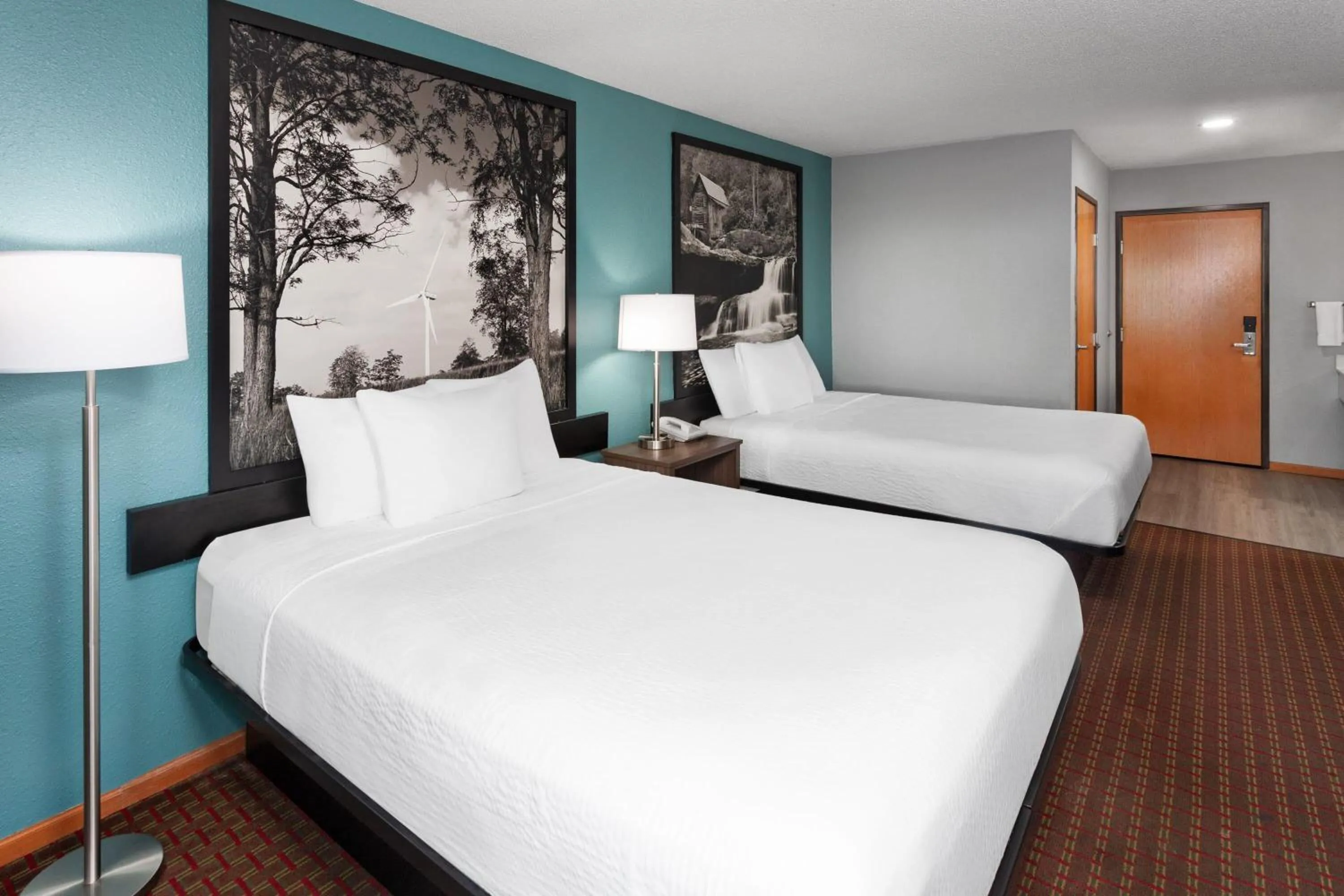 Photo of the whole room, Bed in Super 8 by Wyndham McHenry Fox Lake Area