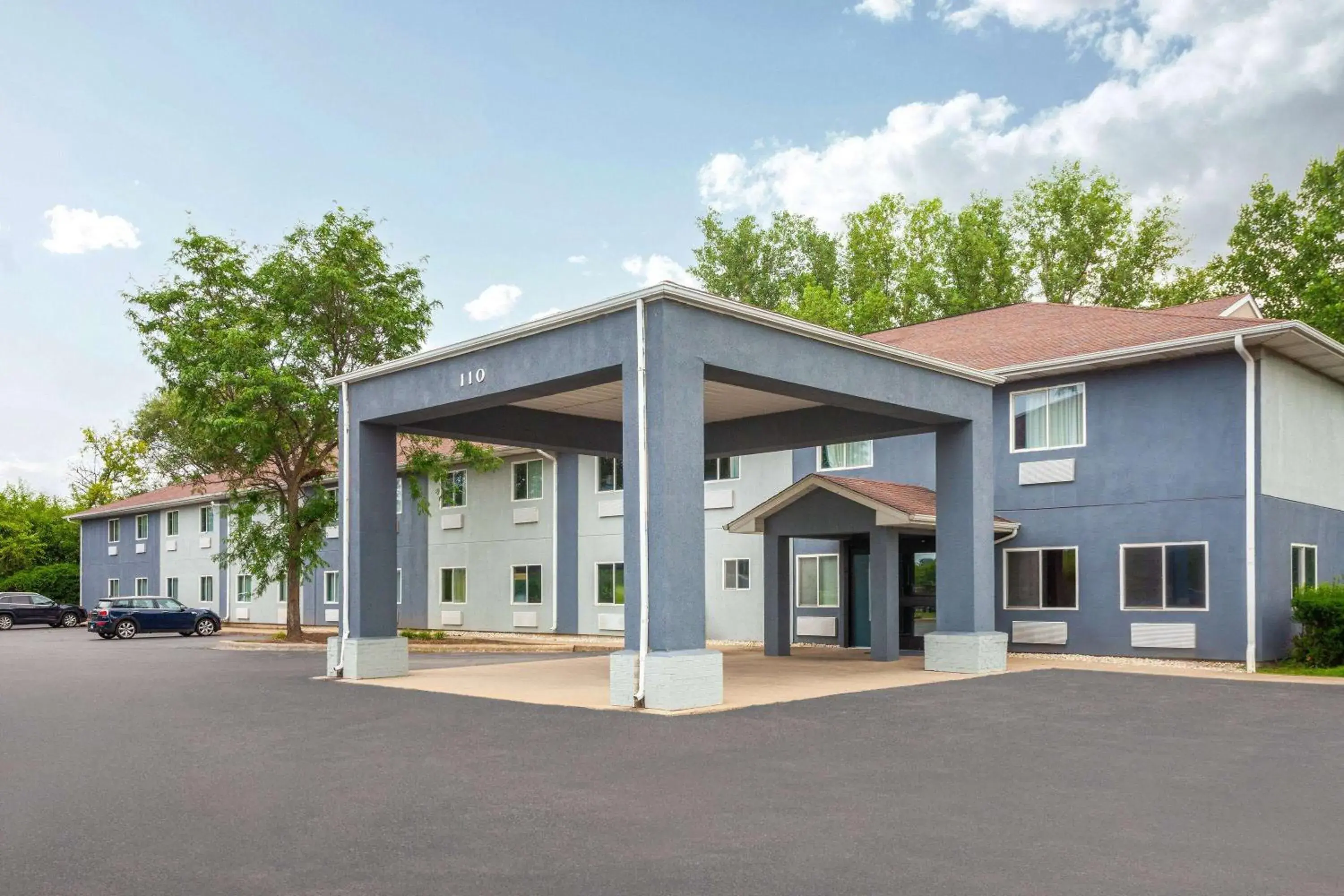 Property building in Super 8 by Wyndham McHenry Fox Lake Area Property building in Super 8 by Wyndham McHenry Fox Lake Area