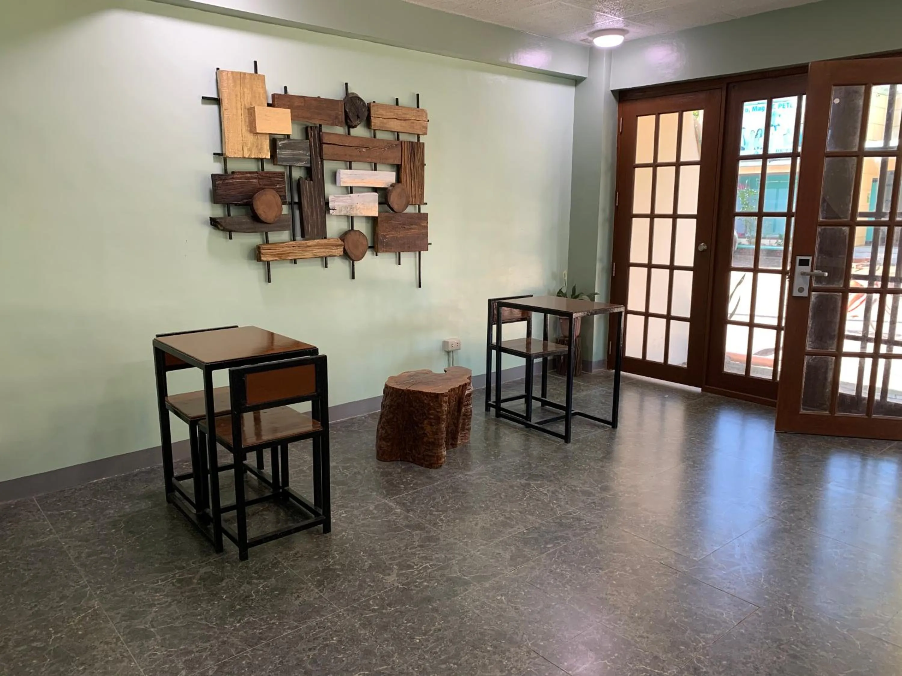 Library in Beinte Singko de Marso Apartments