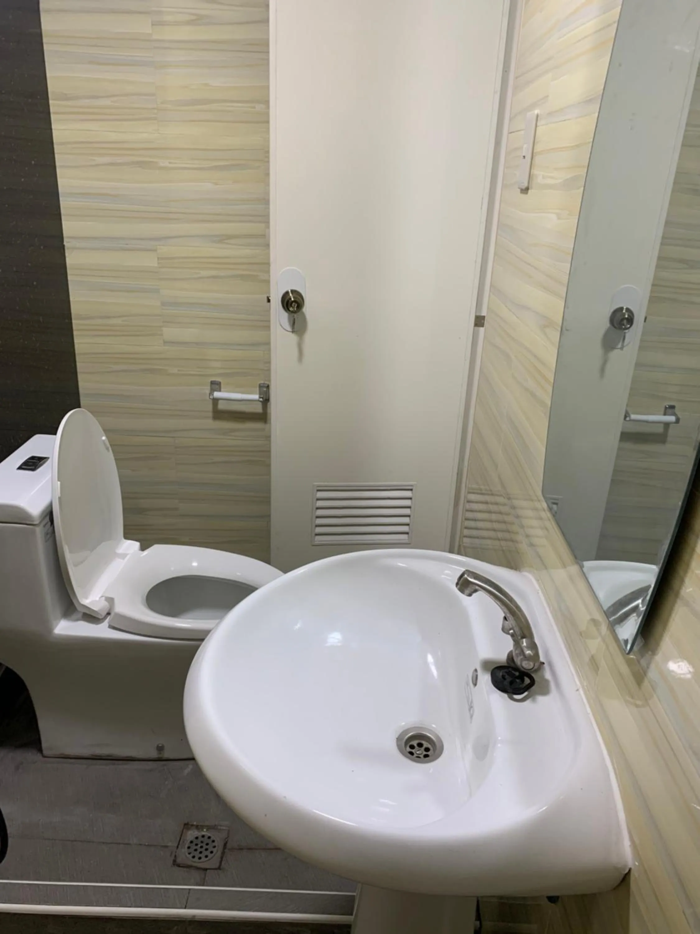 Beinte Singko de Marso Apartments