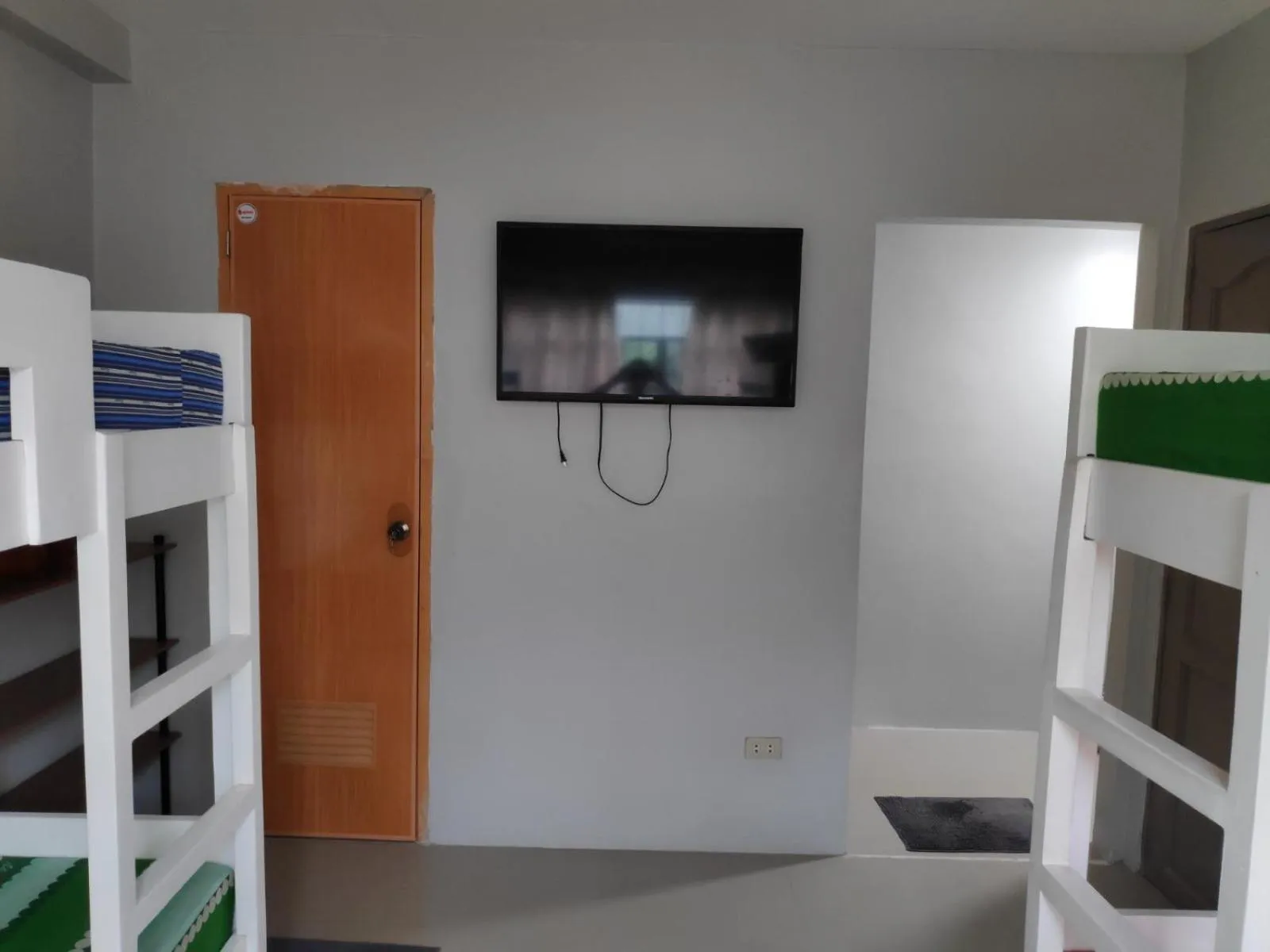 Communal lounge/ TV room, Bed in Beinte Singko de Marso Apartments