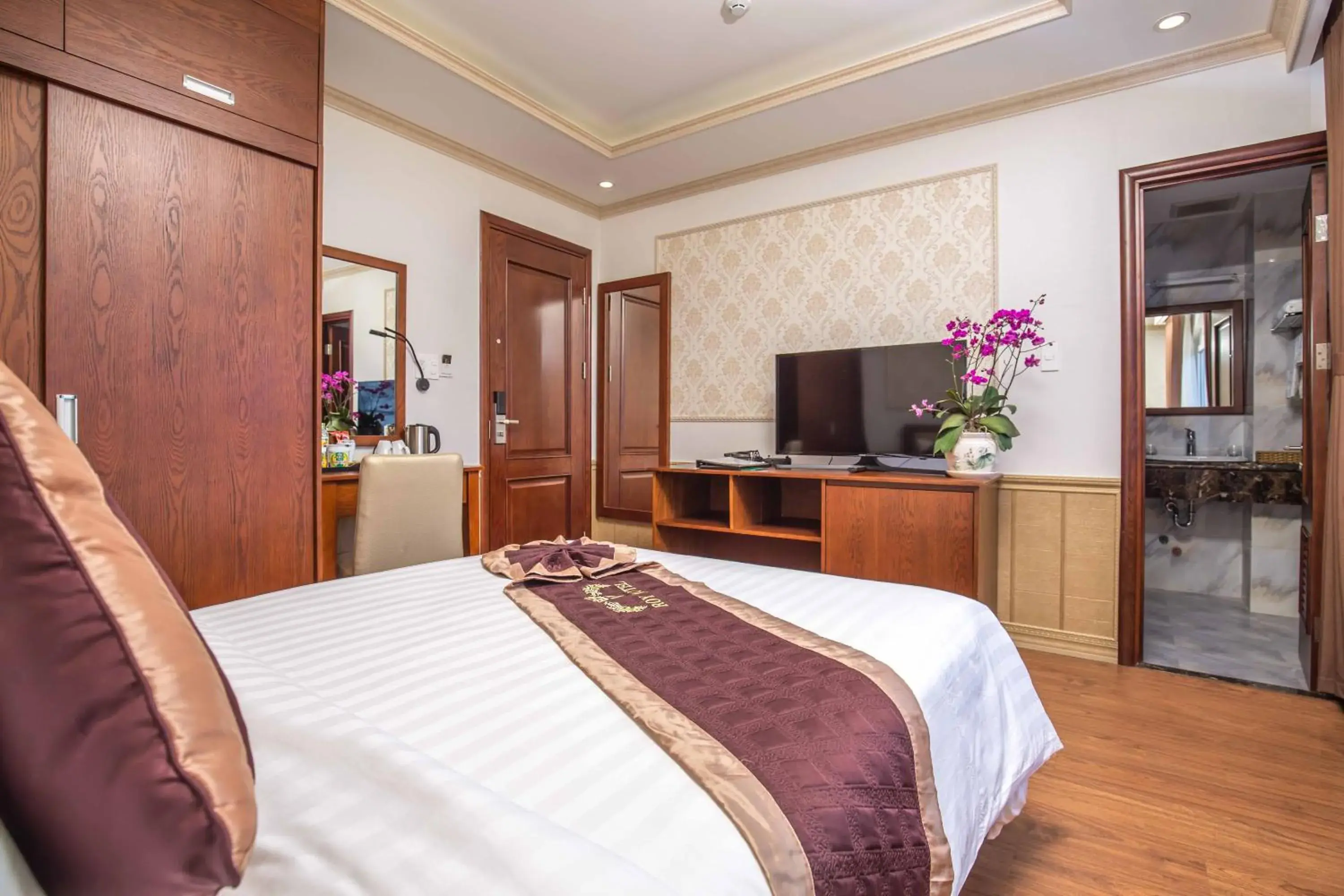 TV and multimedia, Bed in Roy Dala Hotel TV and multimedia, Bed in Roy Dala Hotel