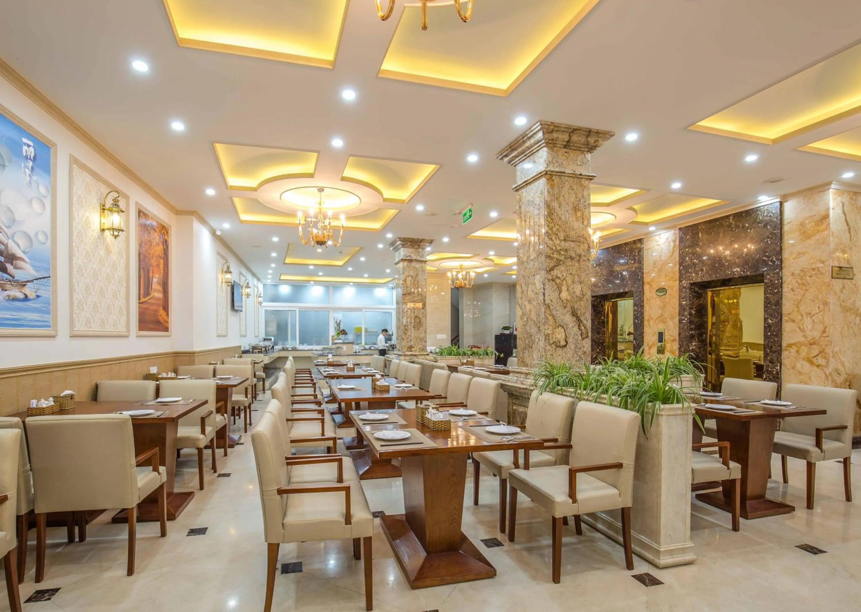 Restaurant/places to eat in Roy Dala Hotel