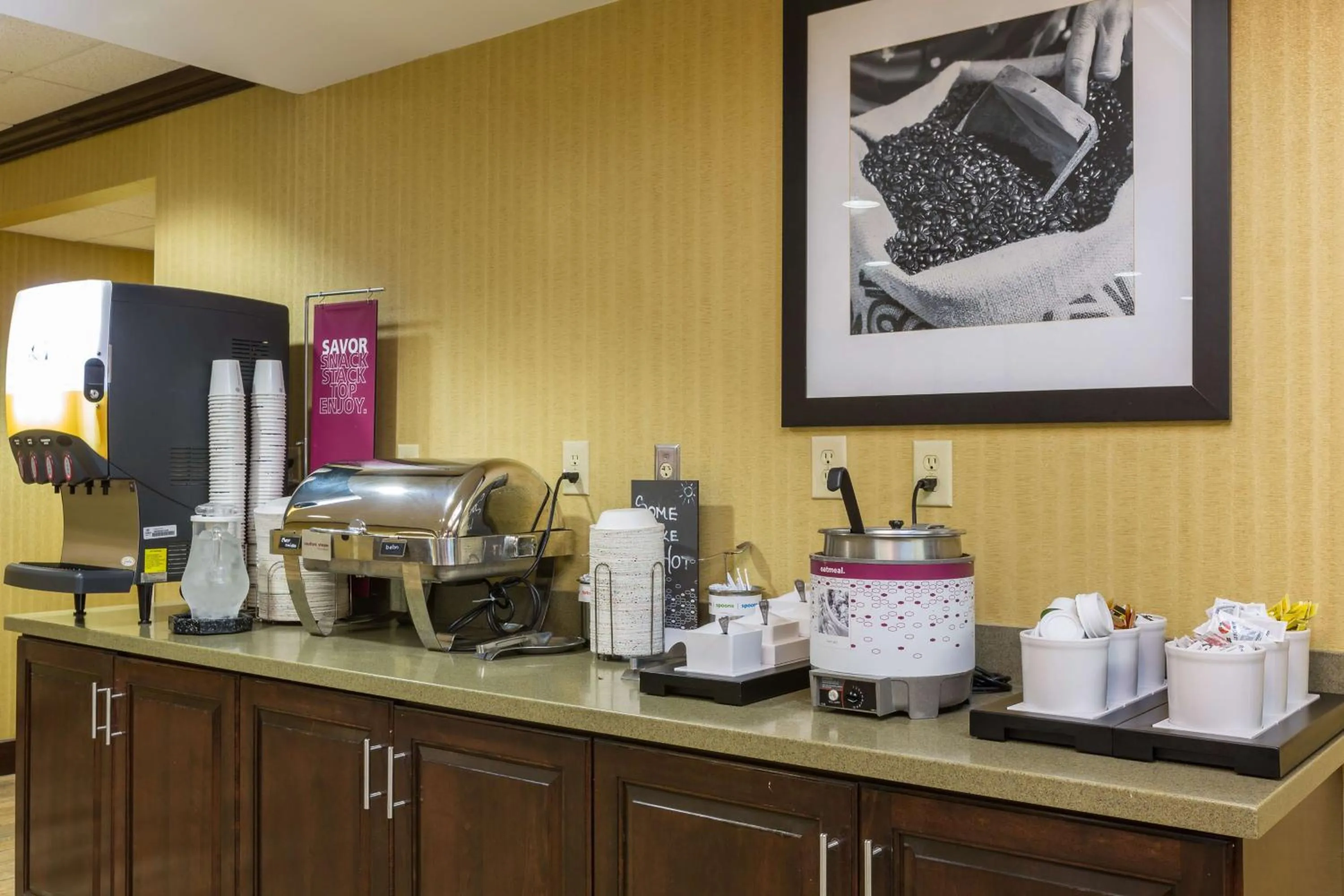 Dining area in Hampton Inn Washington