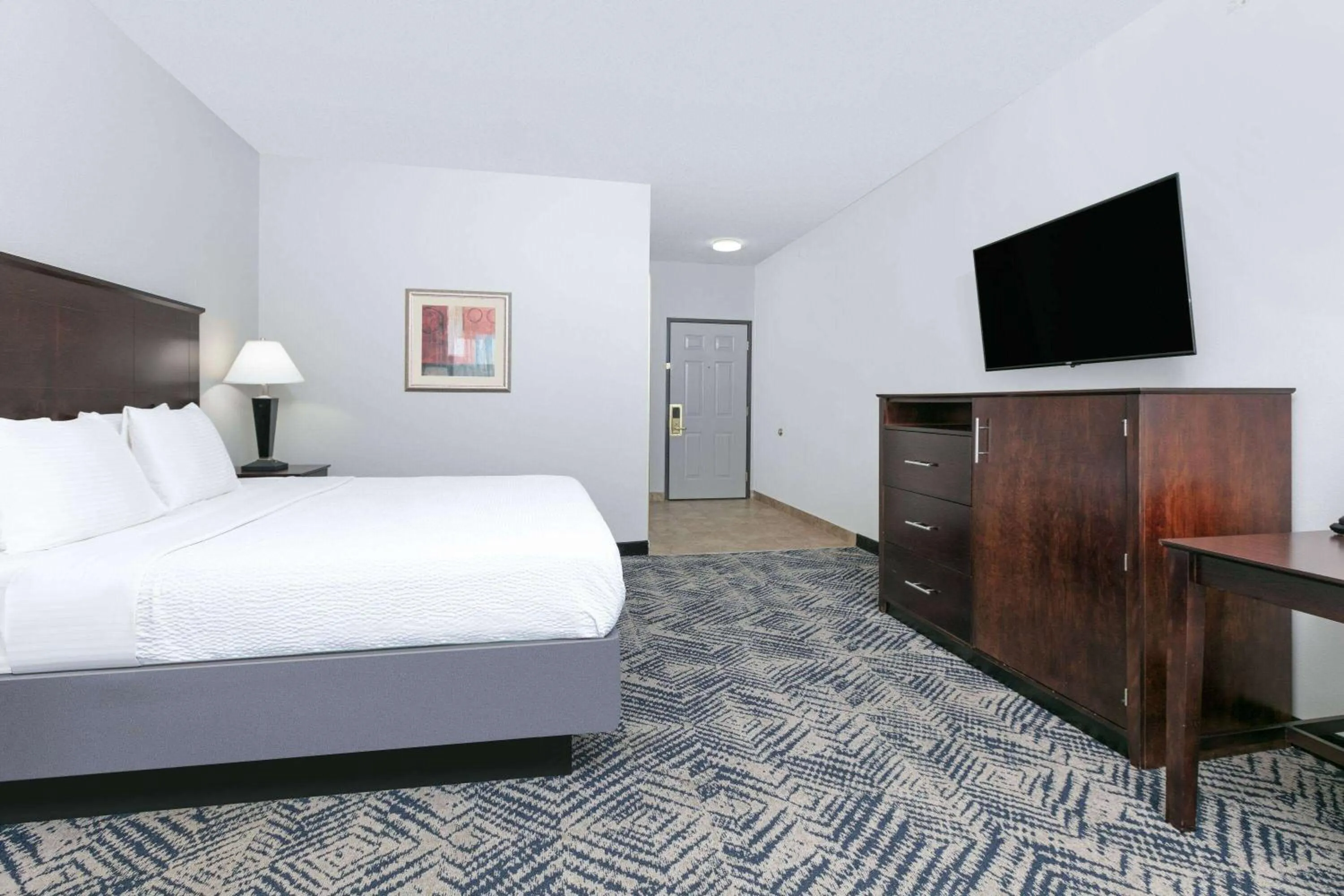 Photo of the whole room, Bed in La Quinta by Wyndham Tulsa Airport / Expo Square