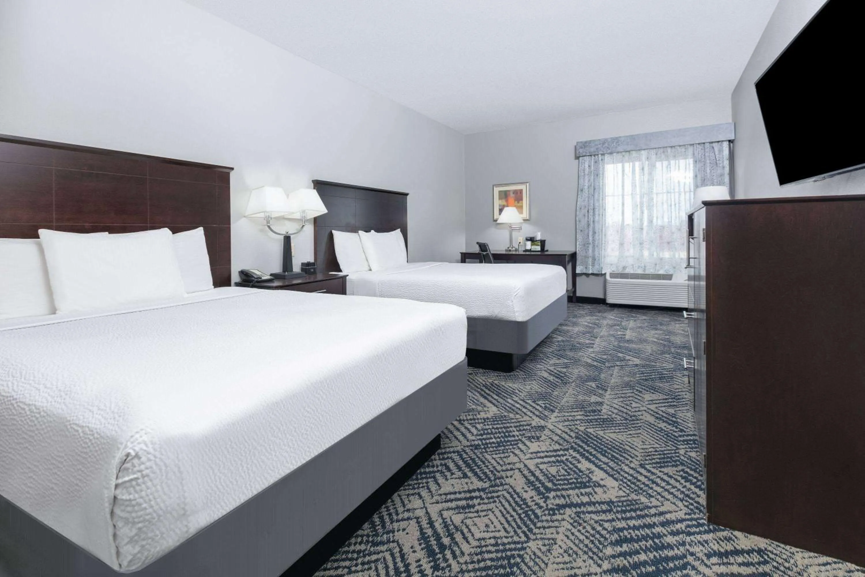 Photo of the whole room, Bed in La Quinta by Wyndham Tulsa Airport / Expo Square