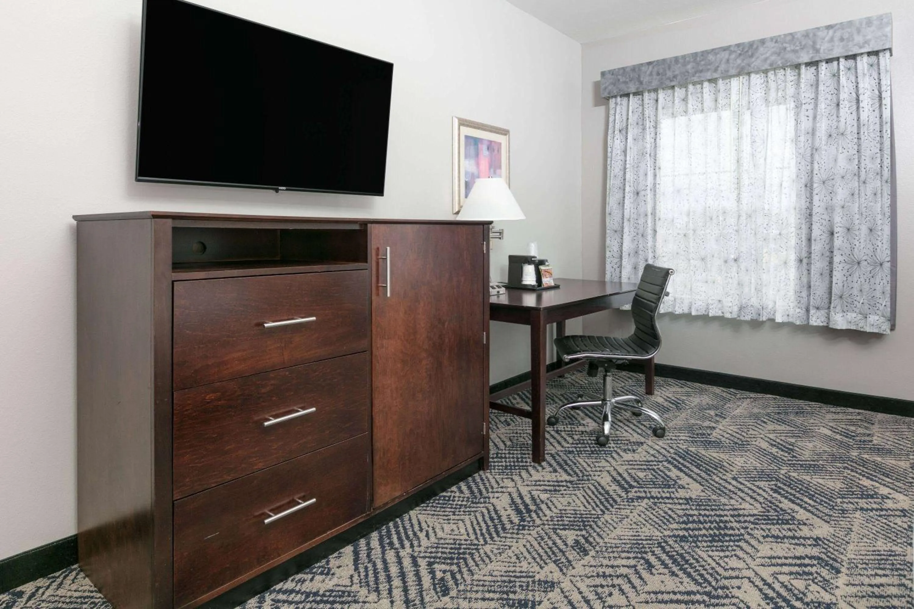 Photo of the whole room in La Quinta by Wyndham Tulsa Airport / Expo Square