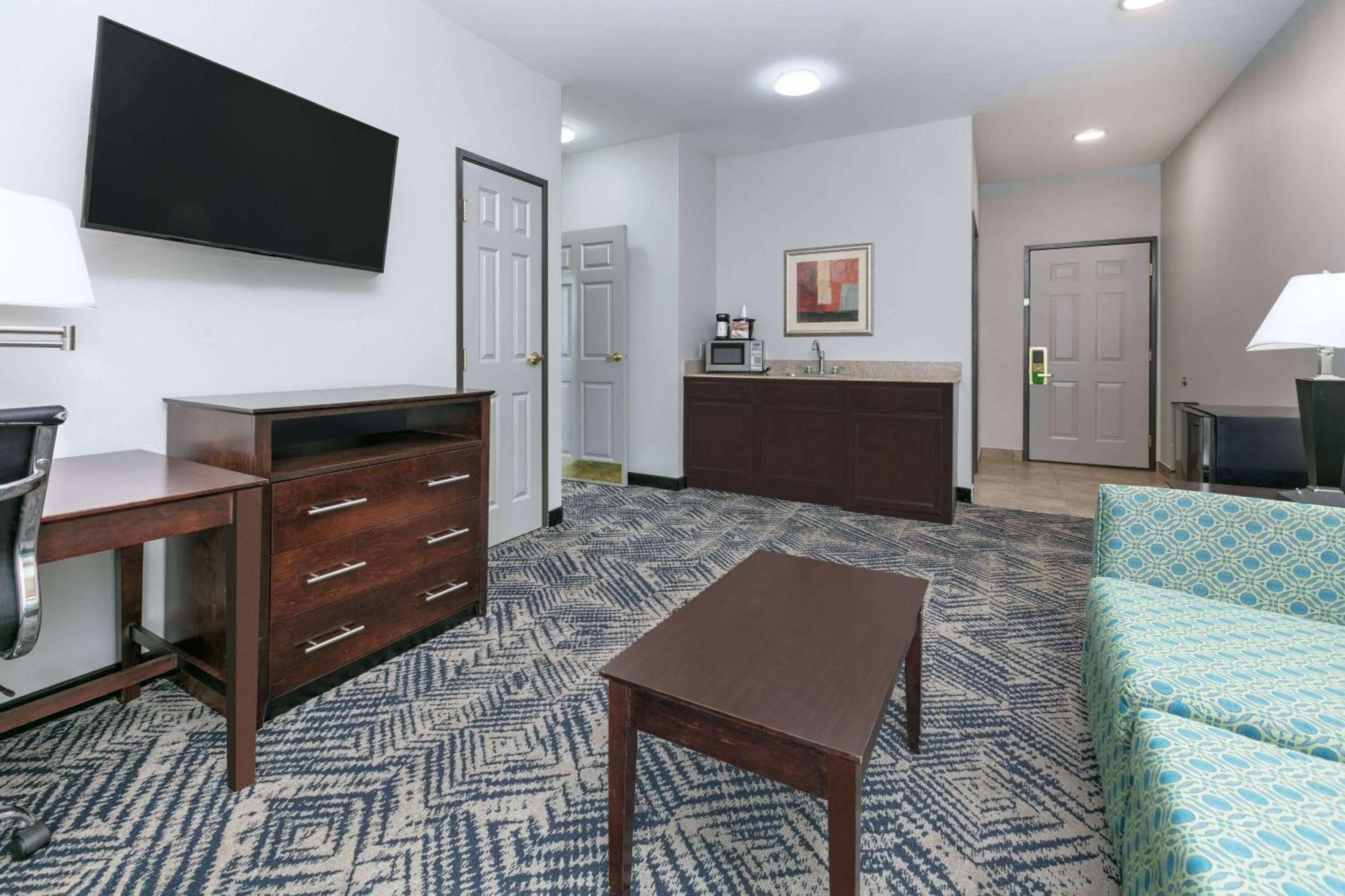 Living room in La Quinta by Wyndham Tulsa Airport / Expo Square