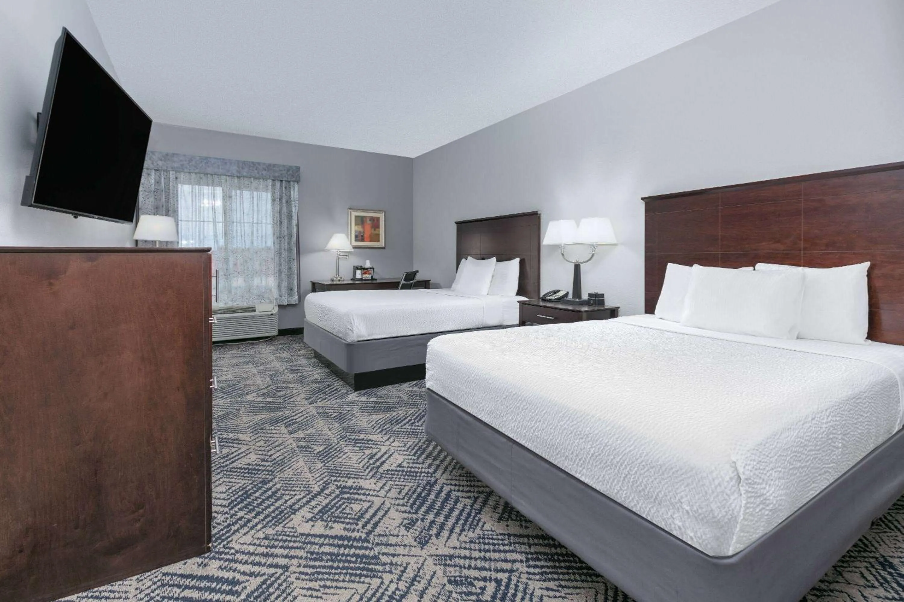 Photo of the whole room, Bed in La Quinta by Wyndham Tulsa Airport / Expo Square