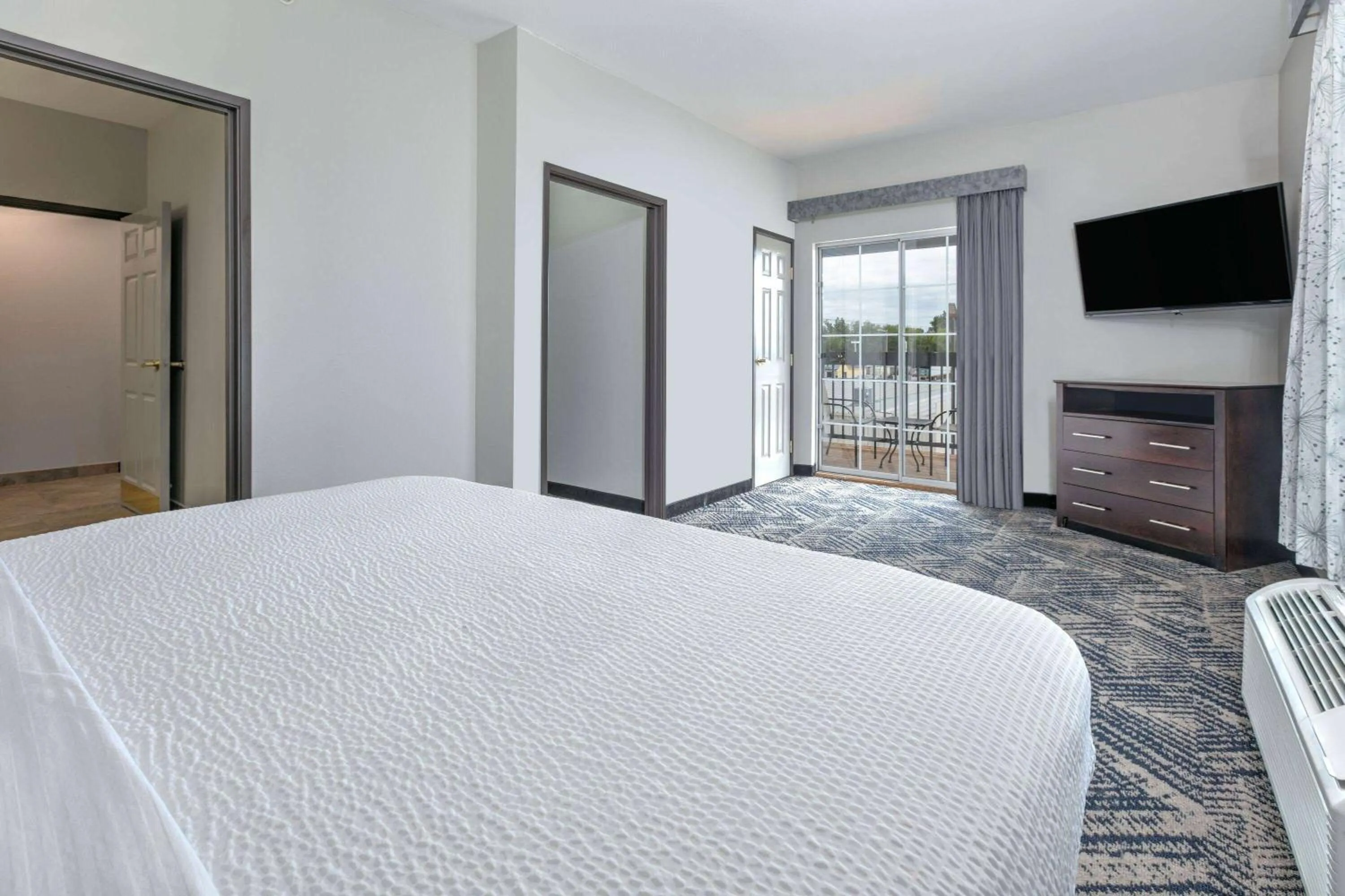 Bed in La Quinta by Wyndham Tulsa Airport / Expo Square