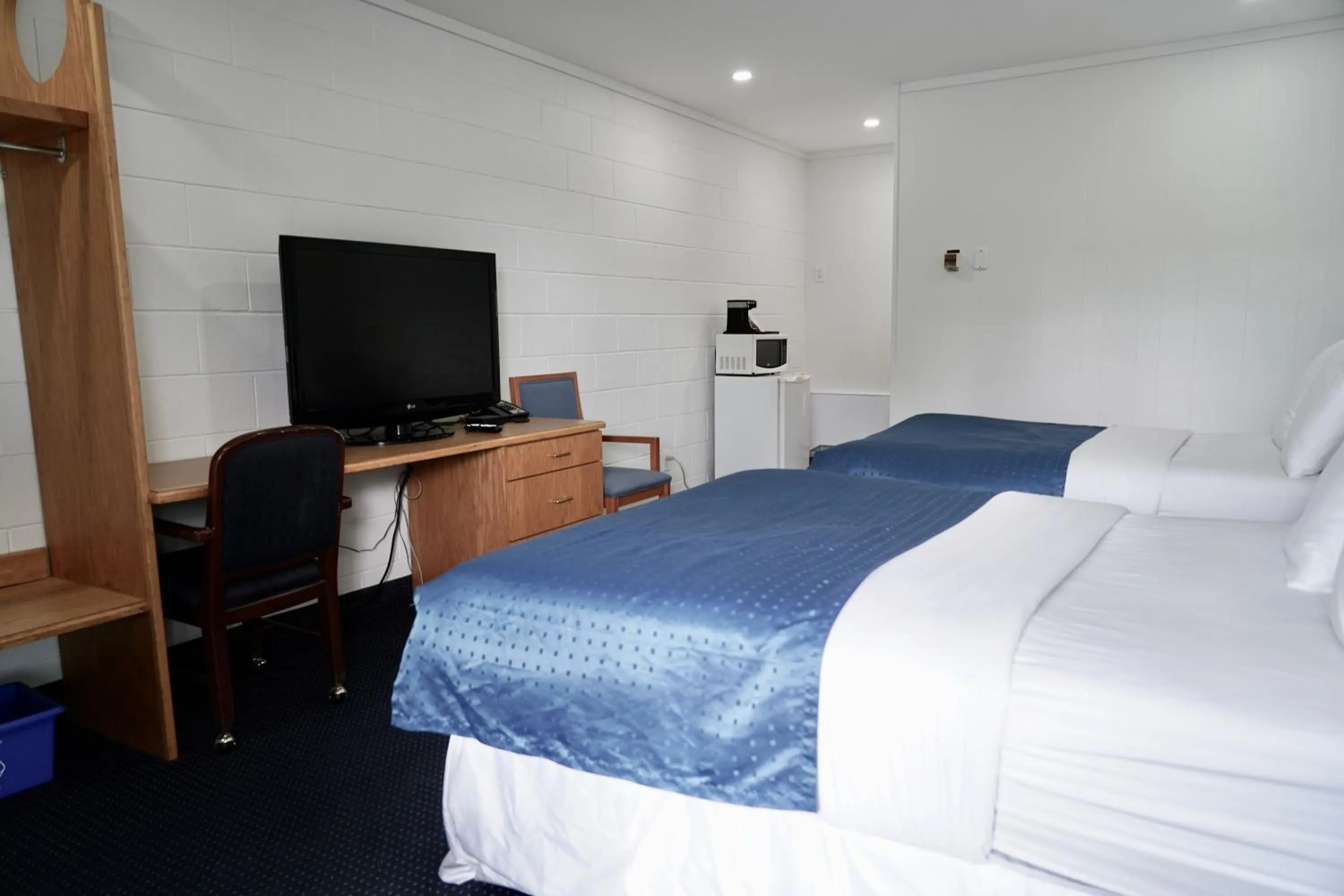 Bed in Cedar Lane Motel