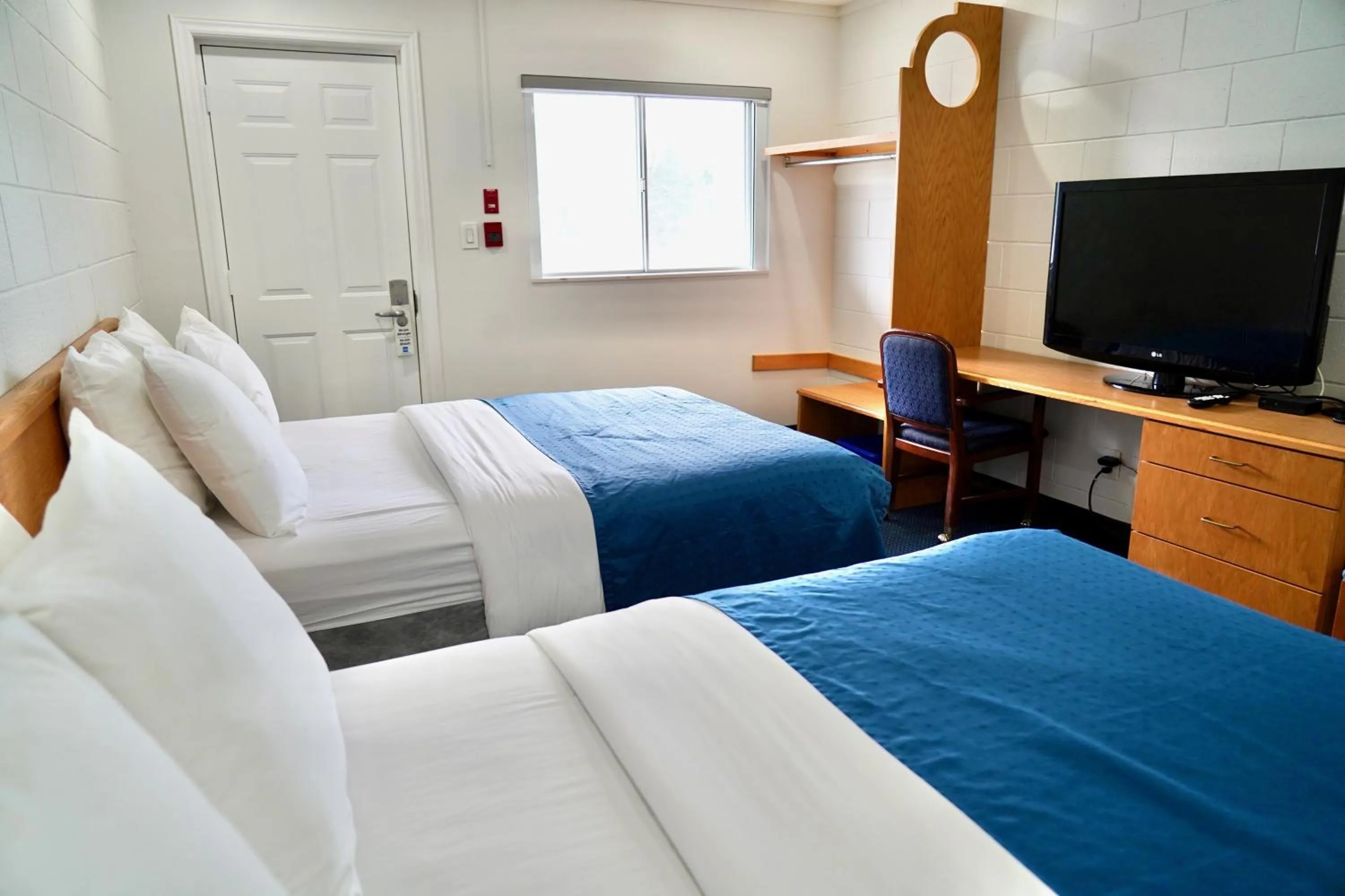 Bed in Cedar Lane Motel